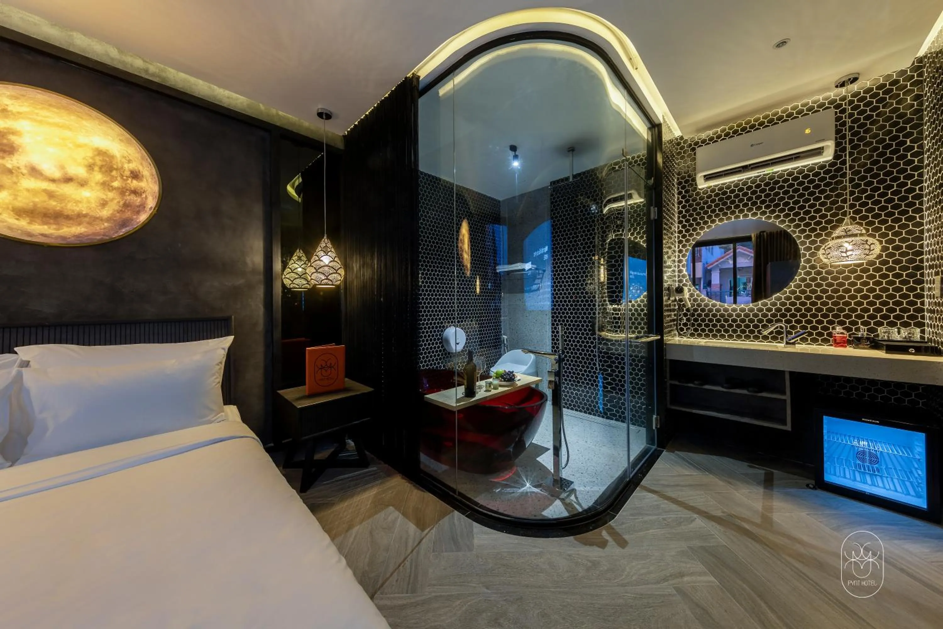 Shower, Bed in PYNT HOTEL