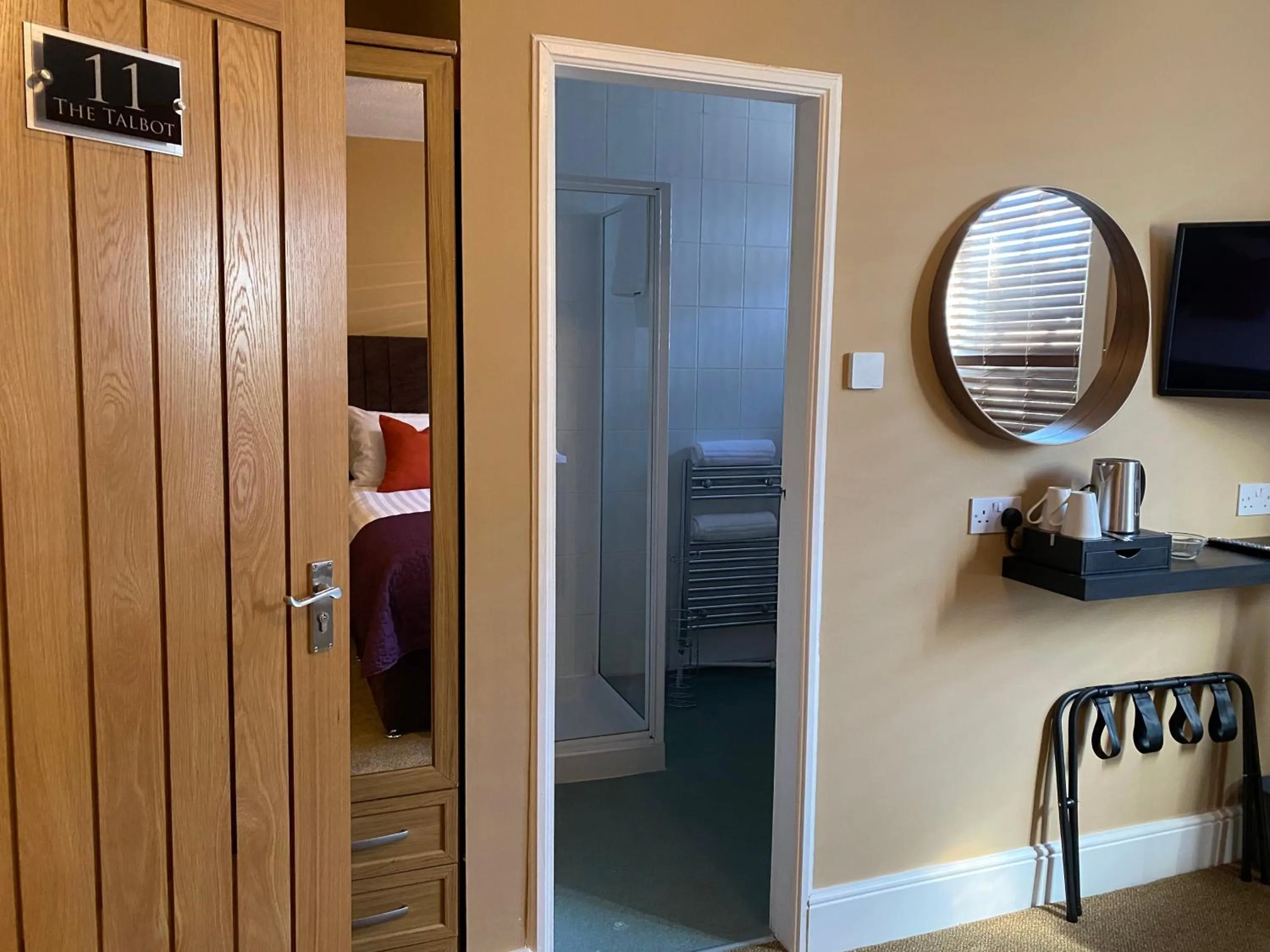 Bedroom, Bed in The New Talbot Hotel