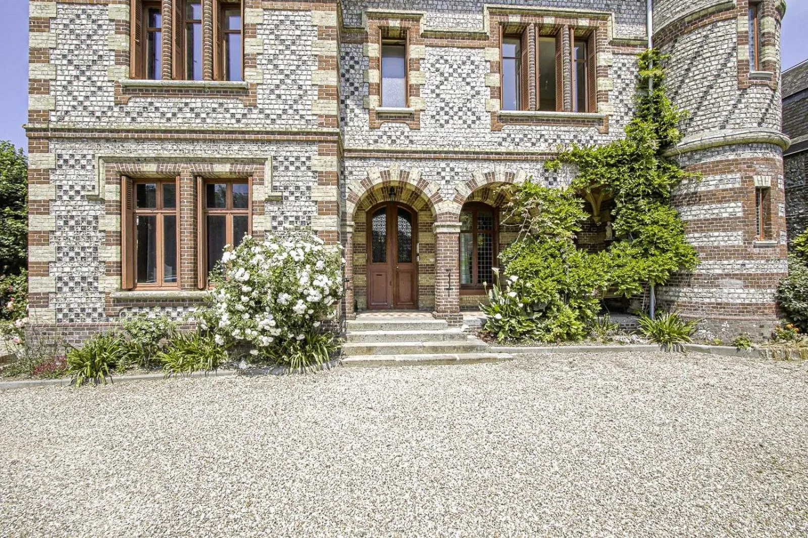 Facade/entrance in La Villa Bligny