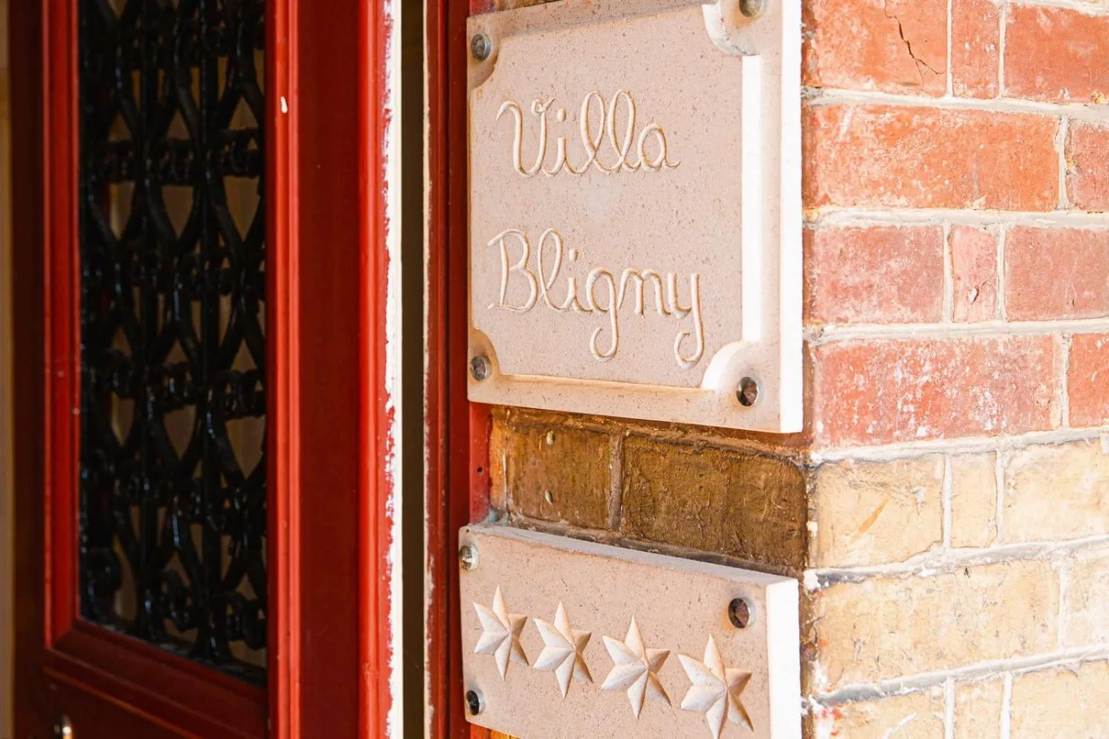 Logo/Certificate/Sign in La Villa Bligny