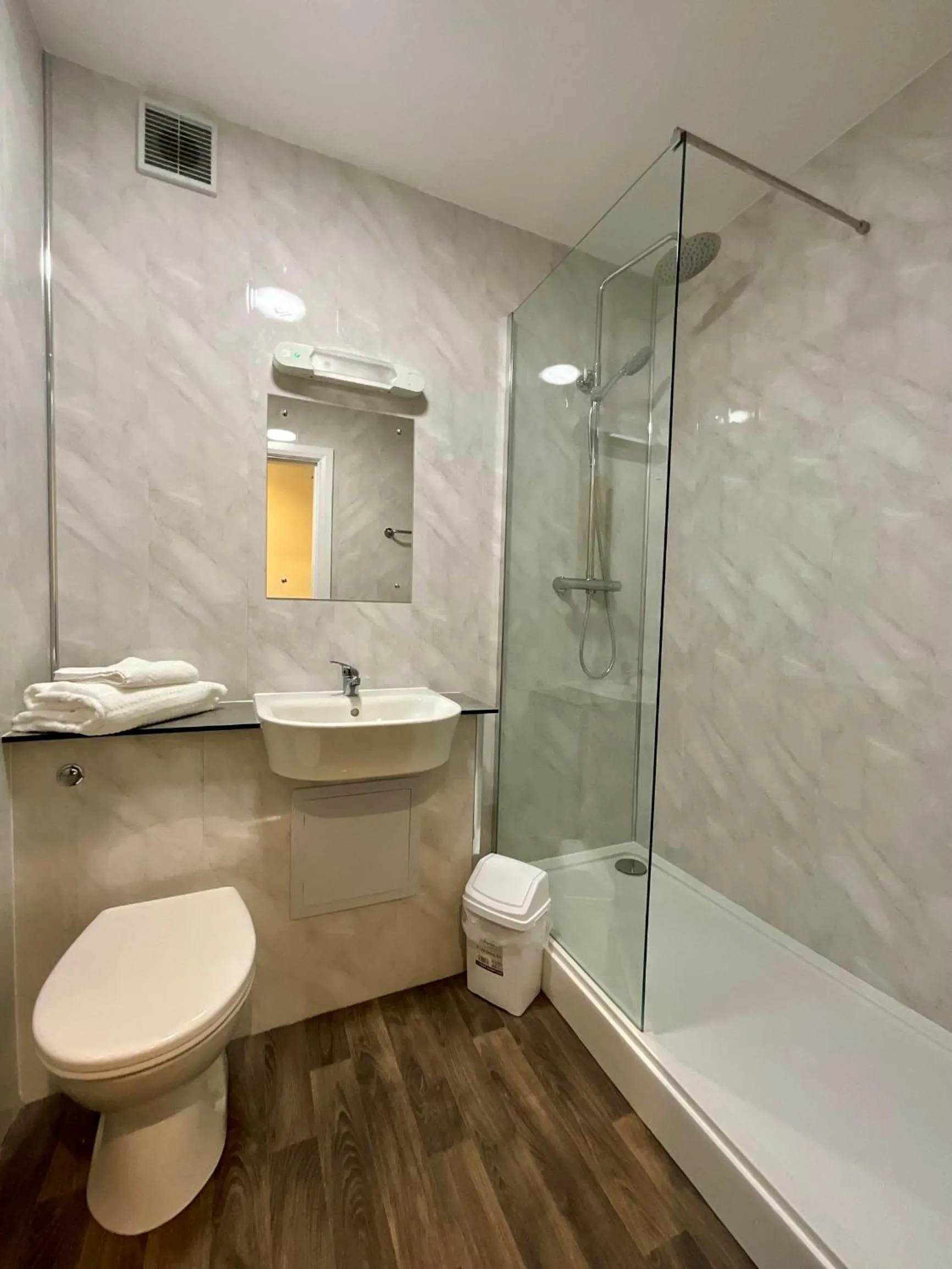 Bathroom in Britannia Inn Glasgow