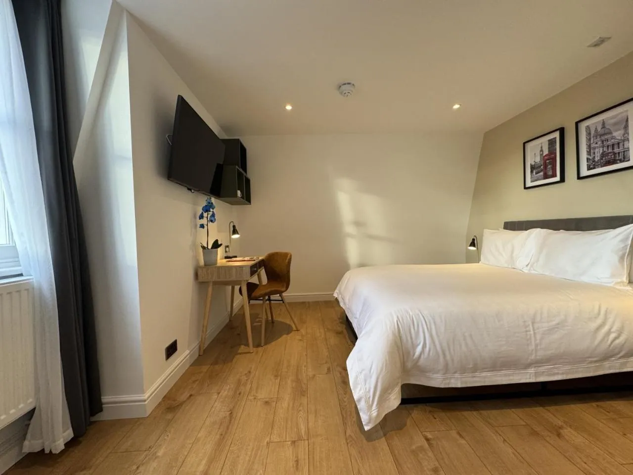 Bedroom, Bed in Berjaya Eden Park London Hotel