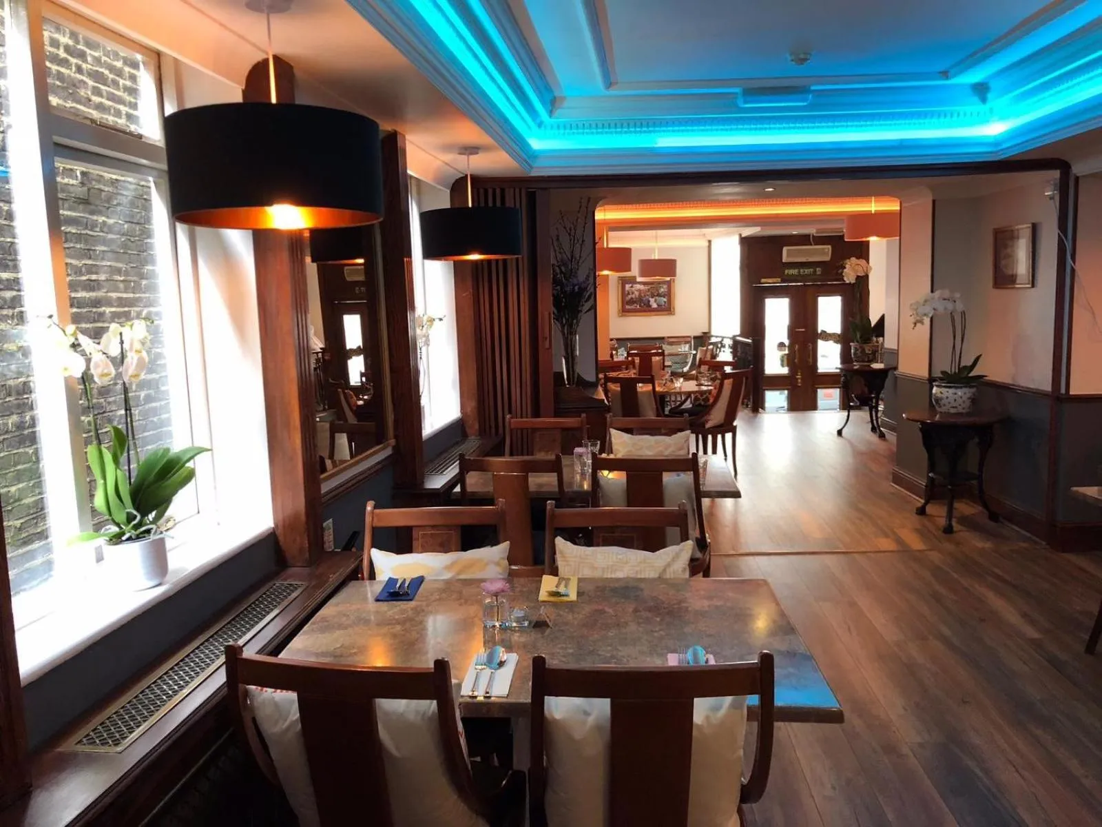 Restaurant/places to eat in Berjaya Eden Park London Hotel