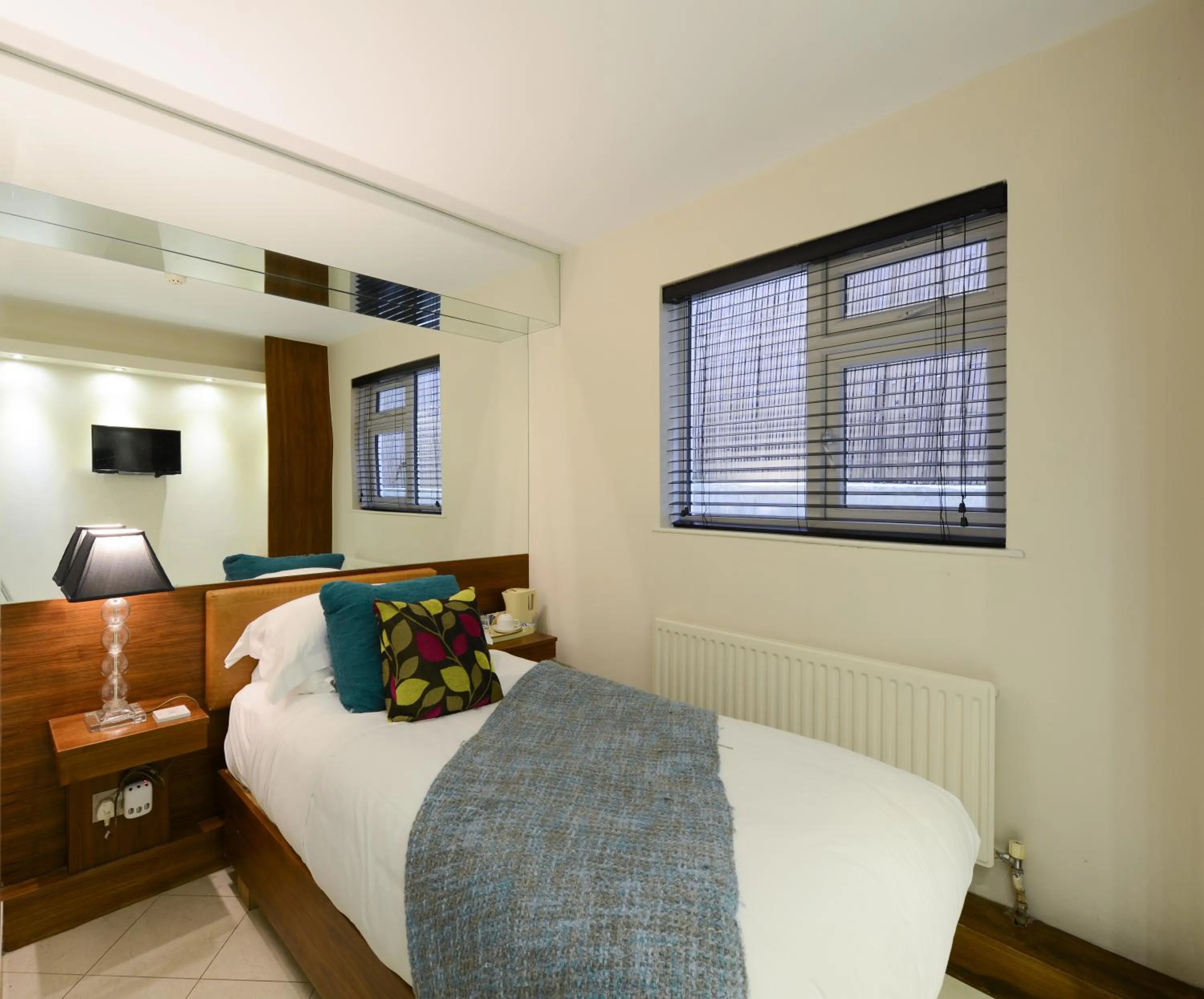 Bed in New Linden Hotel