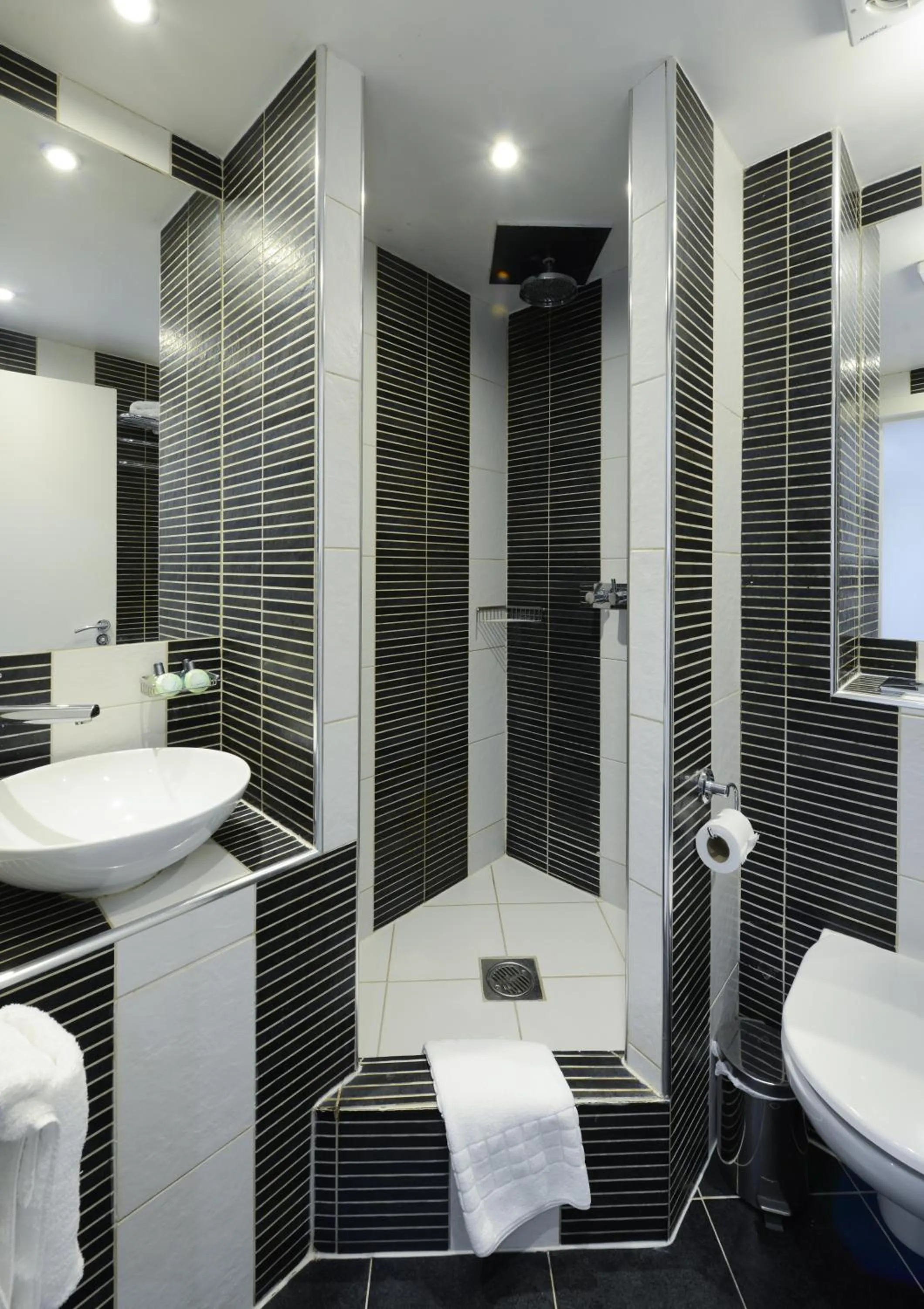 Shower in New Linden Hotel