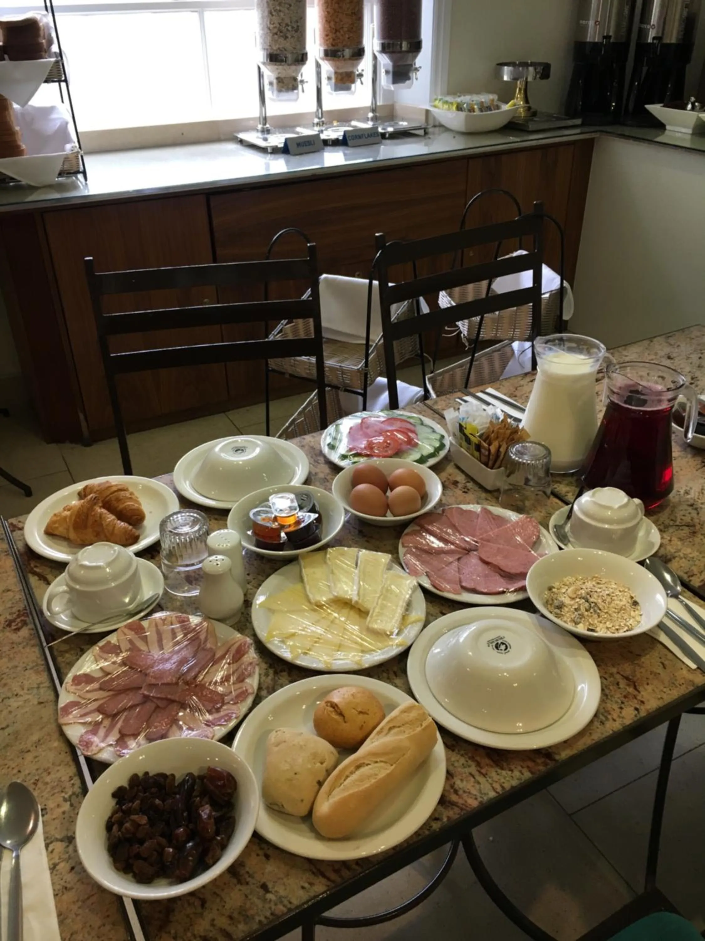 Food and drinks in New Linden Hotel