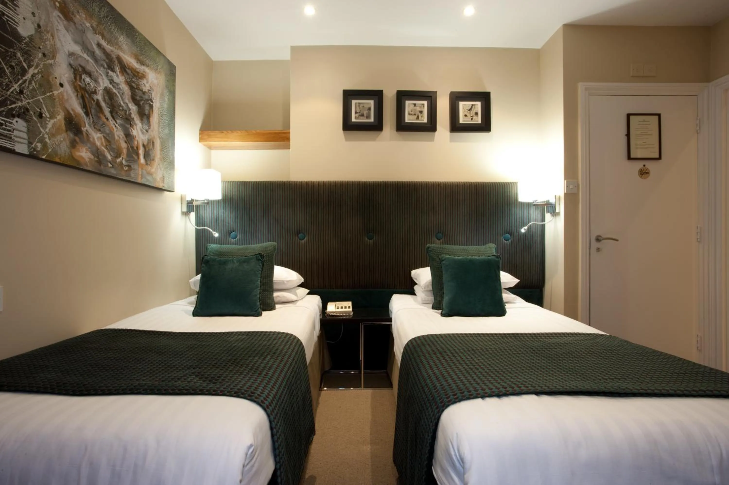 Bed in New Linden Hotel