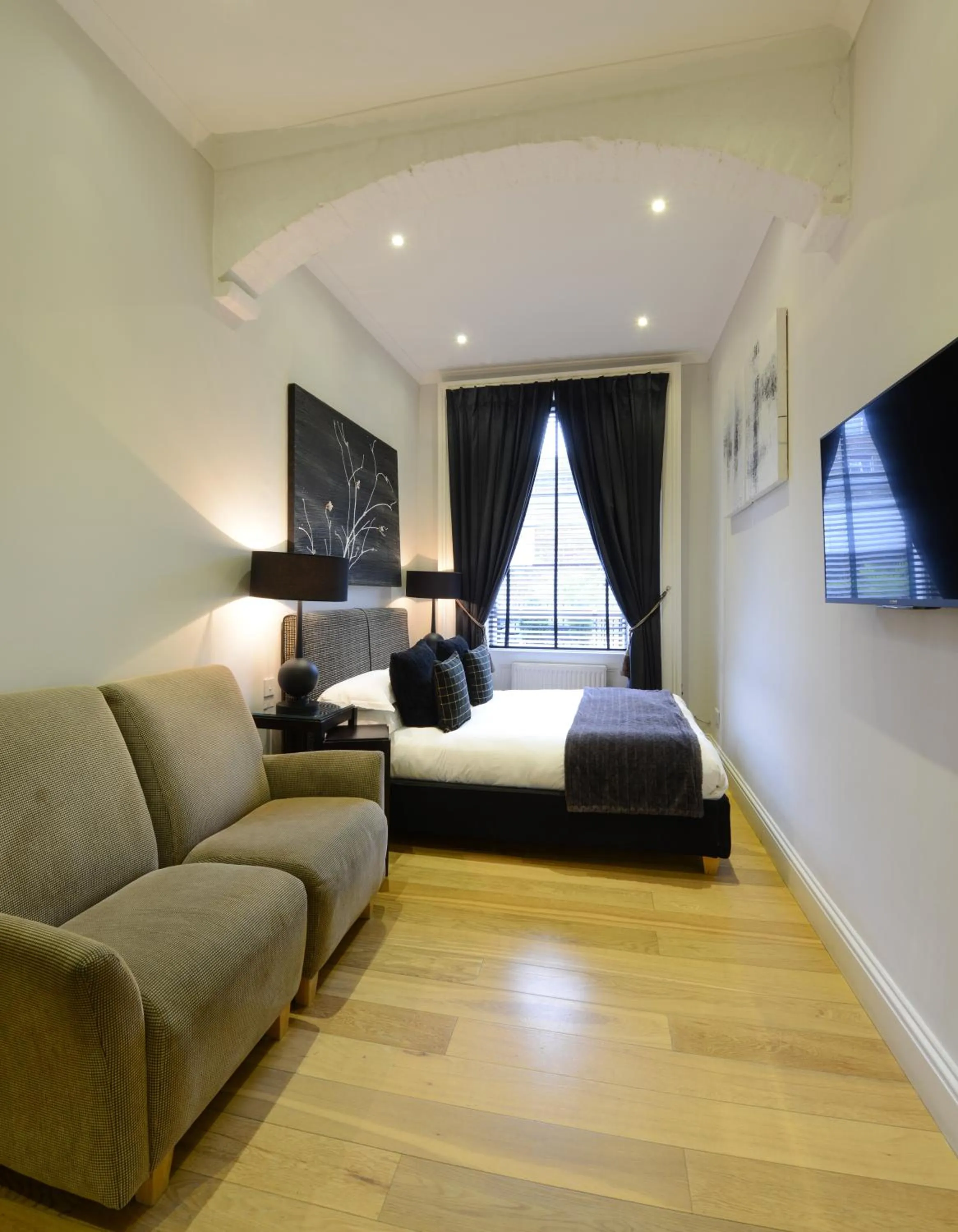 Seating area, Bed in New Linden Hotel