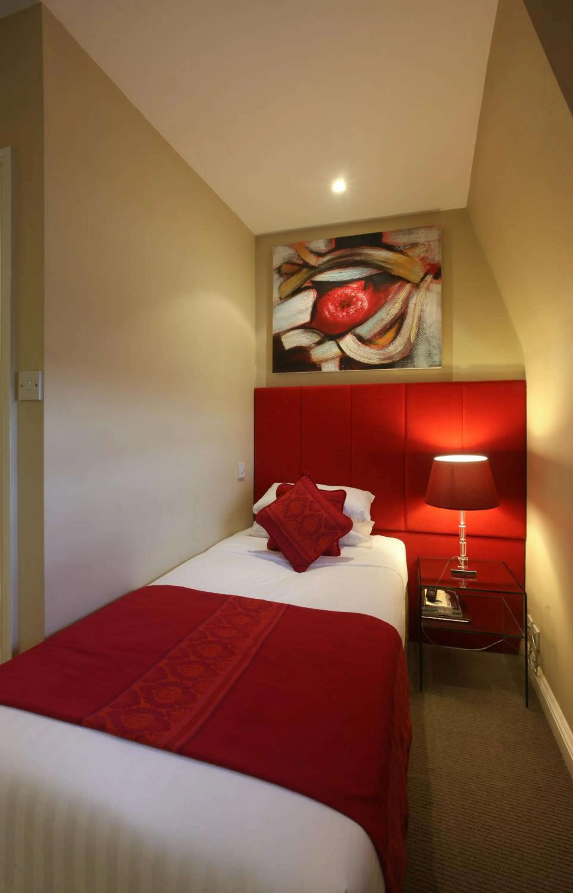 Bed in New Linden Hotel