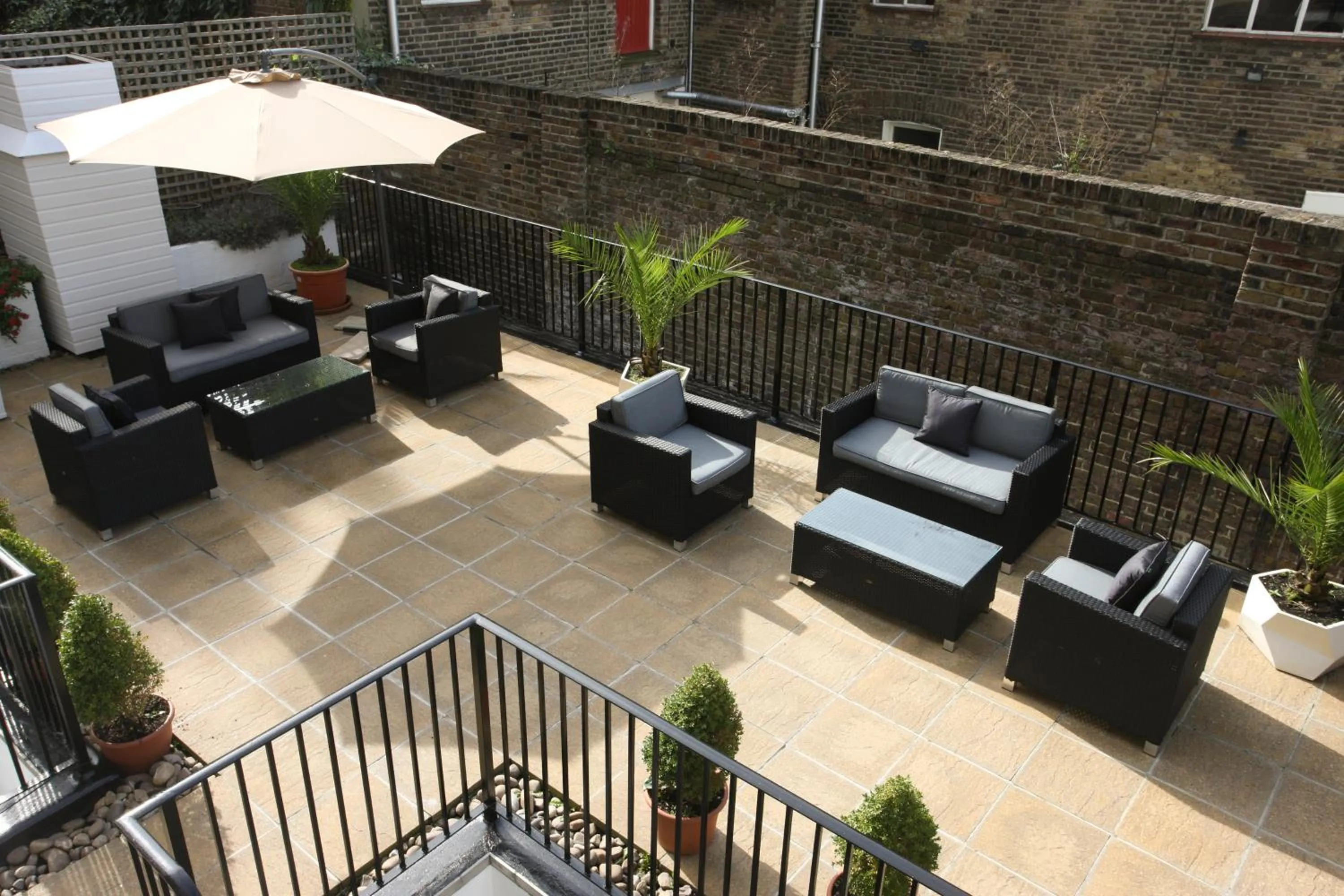 Patio in New Linden Hotel