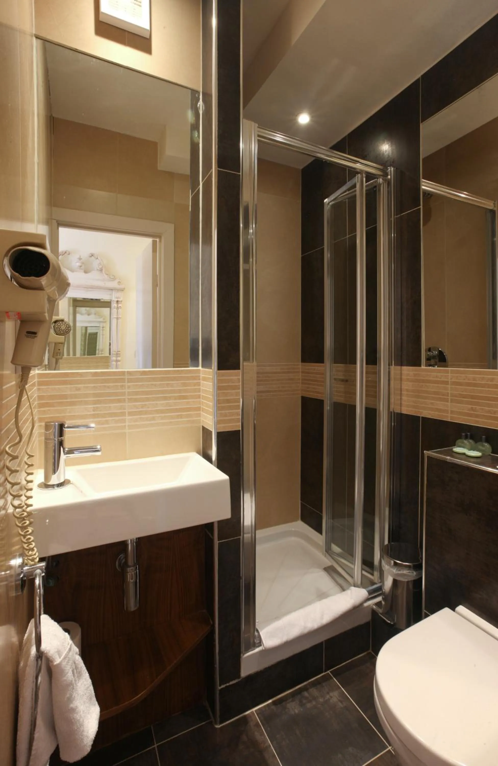 Shower in New Linden Hotel