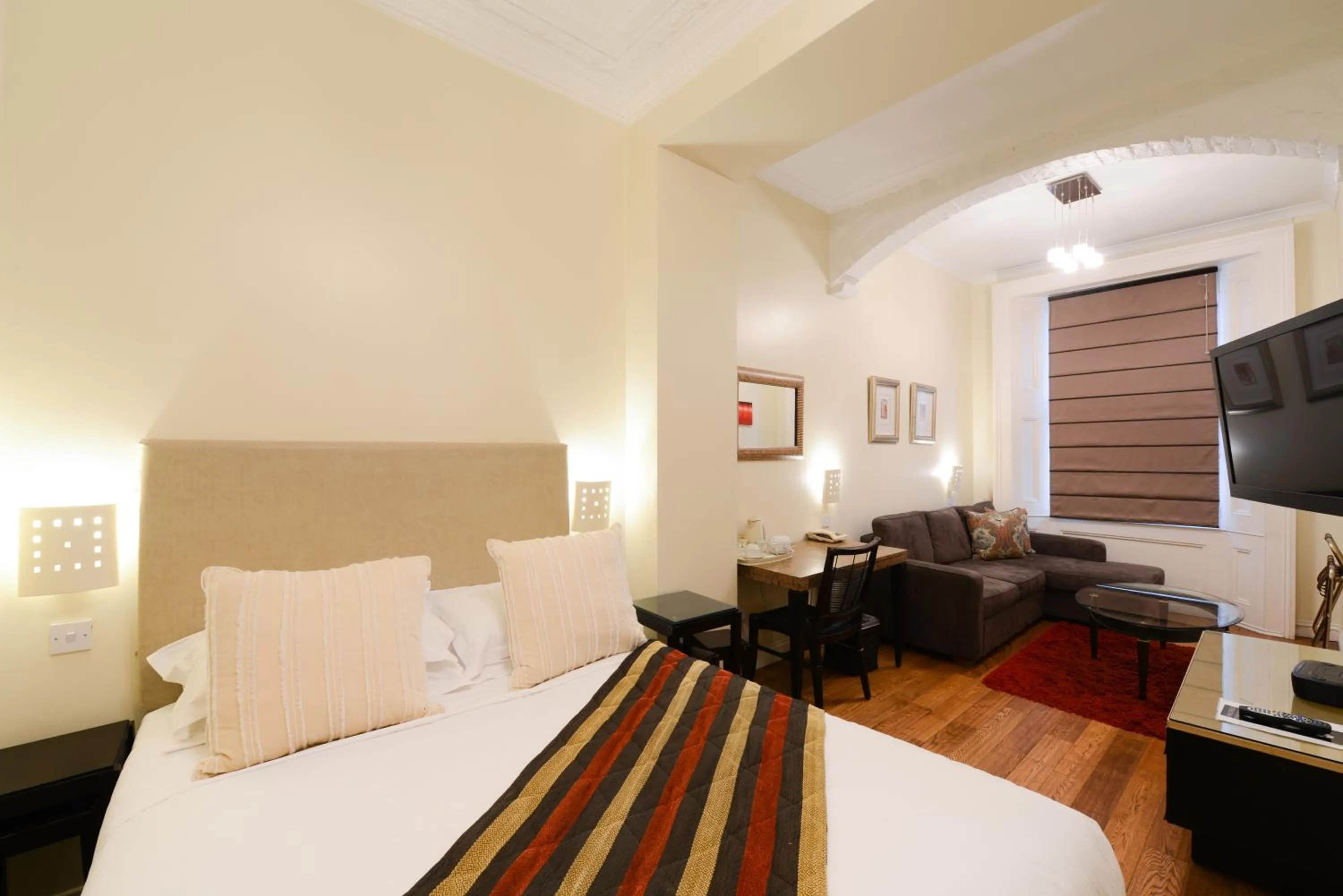 Bed in New Linden Hotel