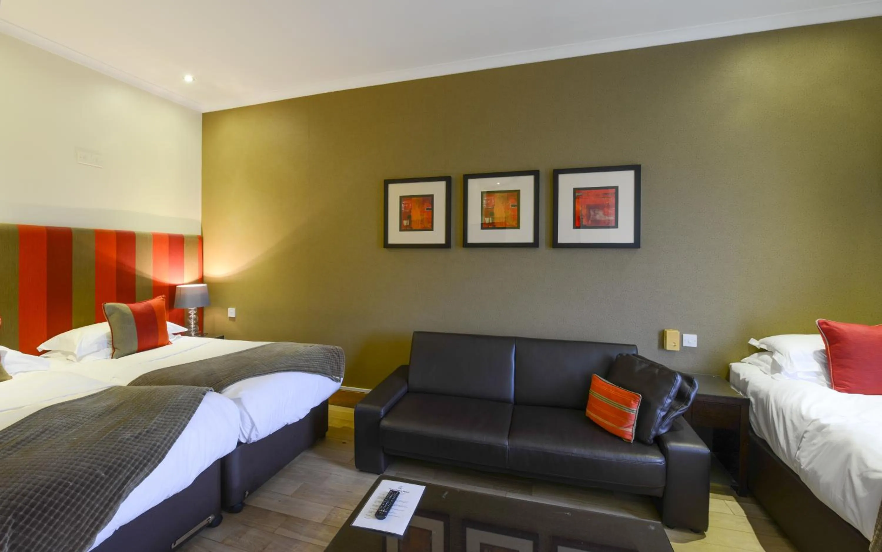 Seating area, Bed in New Linden Hotel