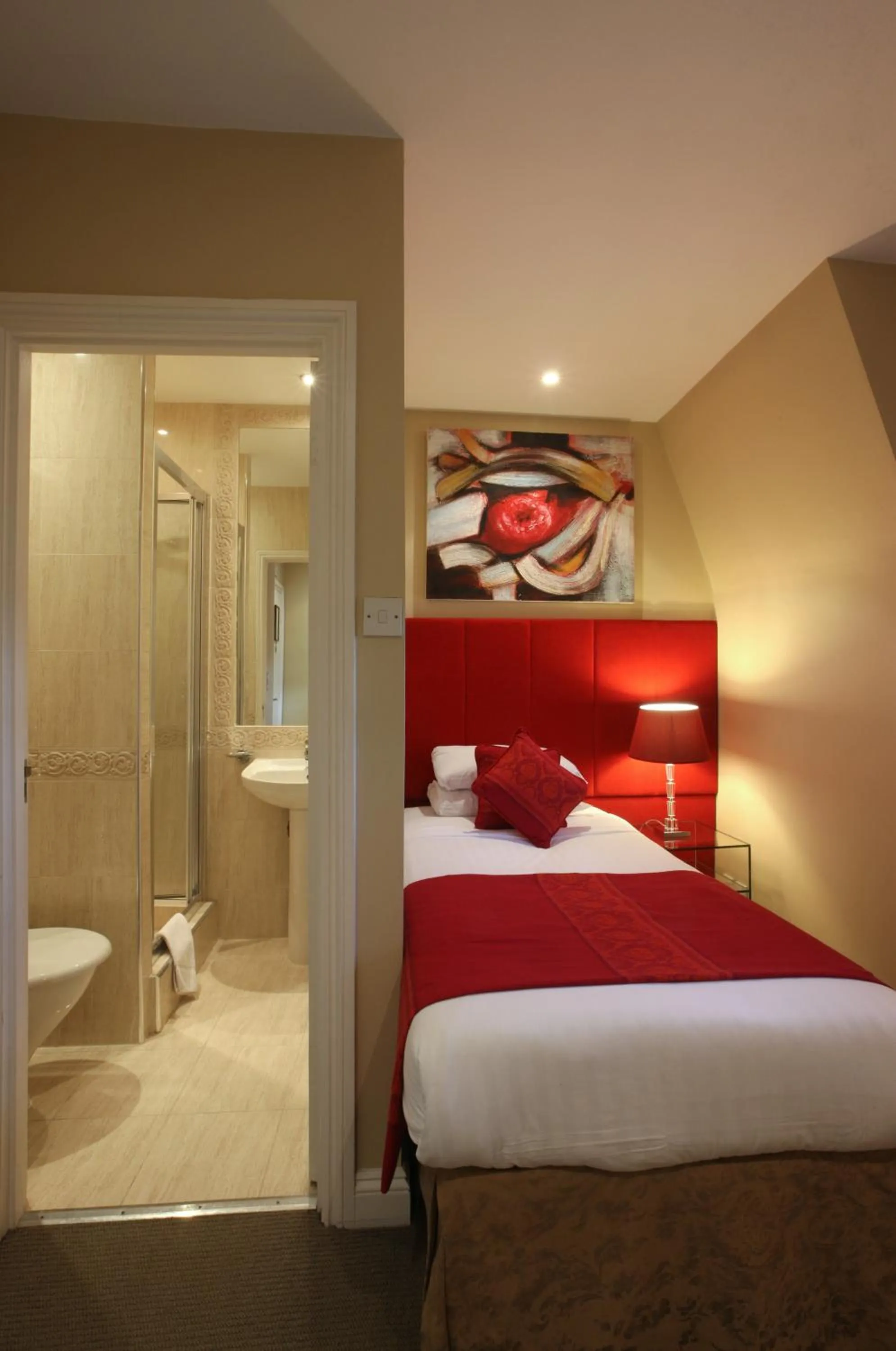 Shower, Bed in New Linden Hotel