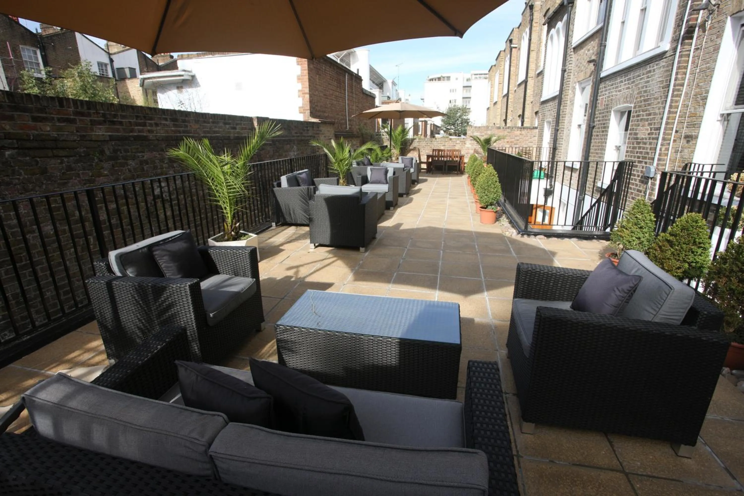 Patio in New Linden Hotel