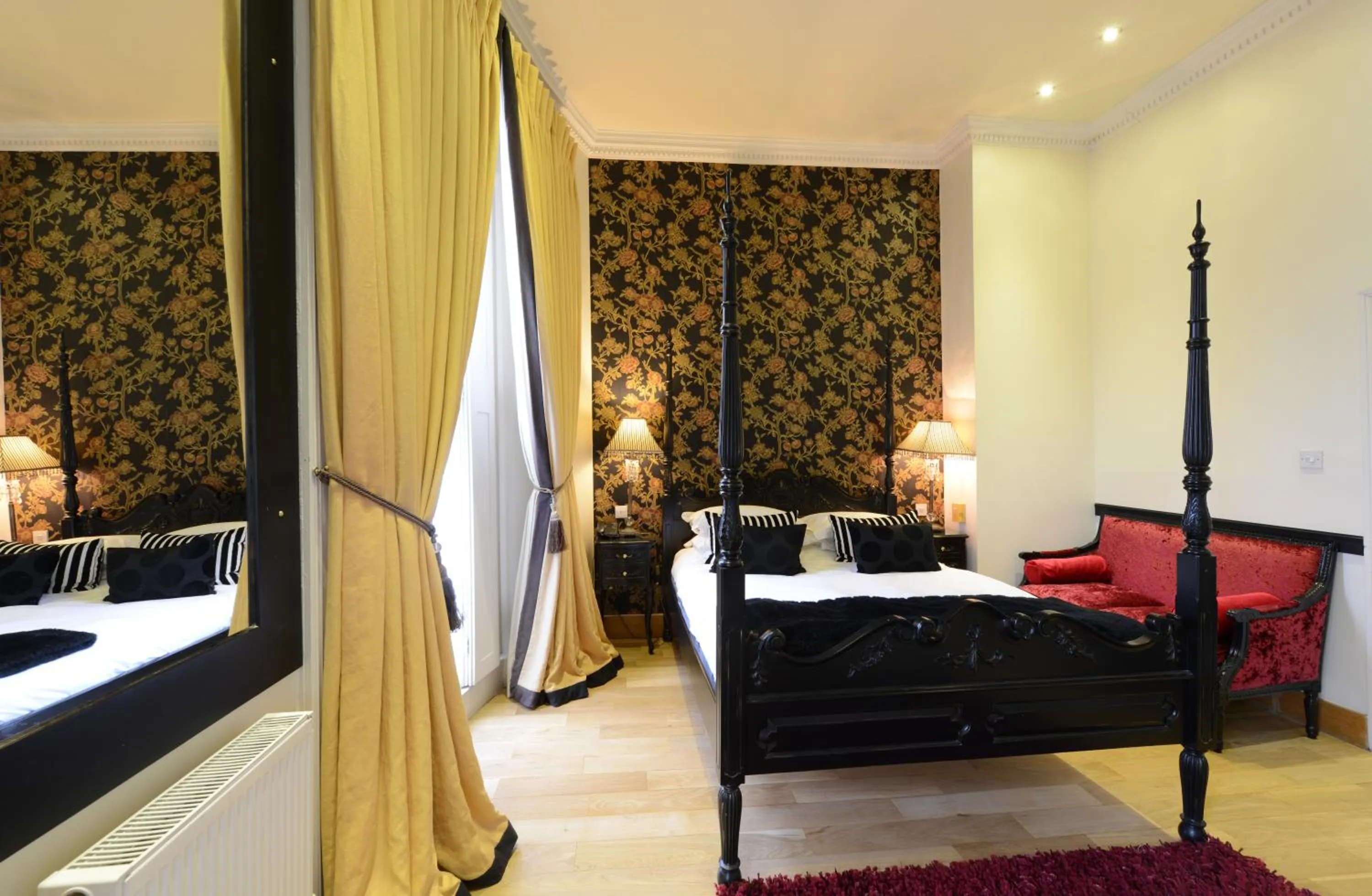 Seating area, Bed in New Linden Hotel