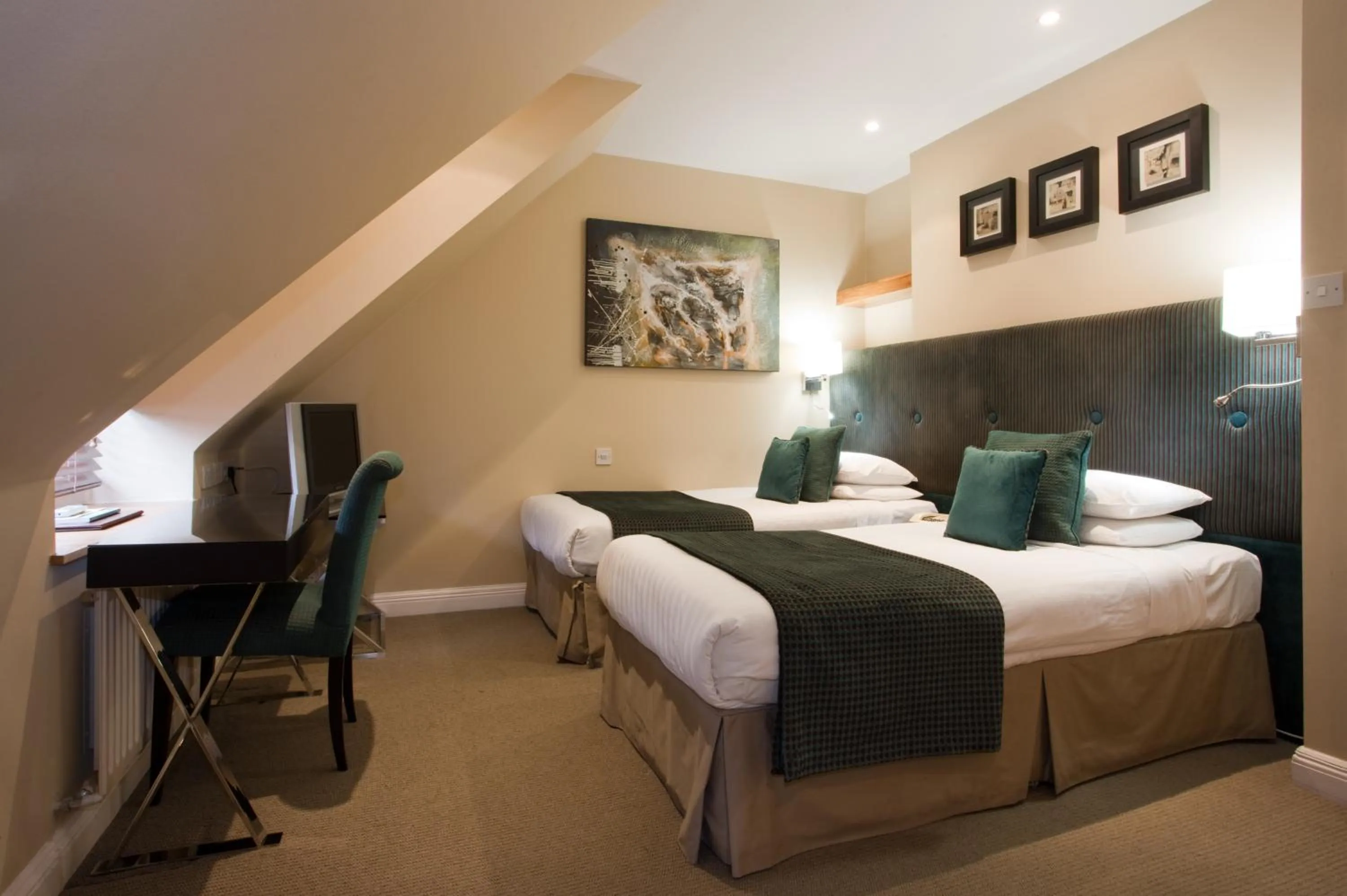 Bed in New Linden Hotel