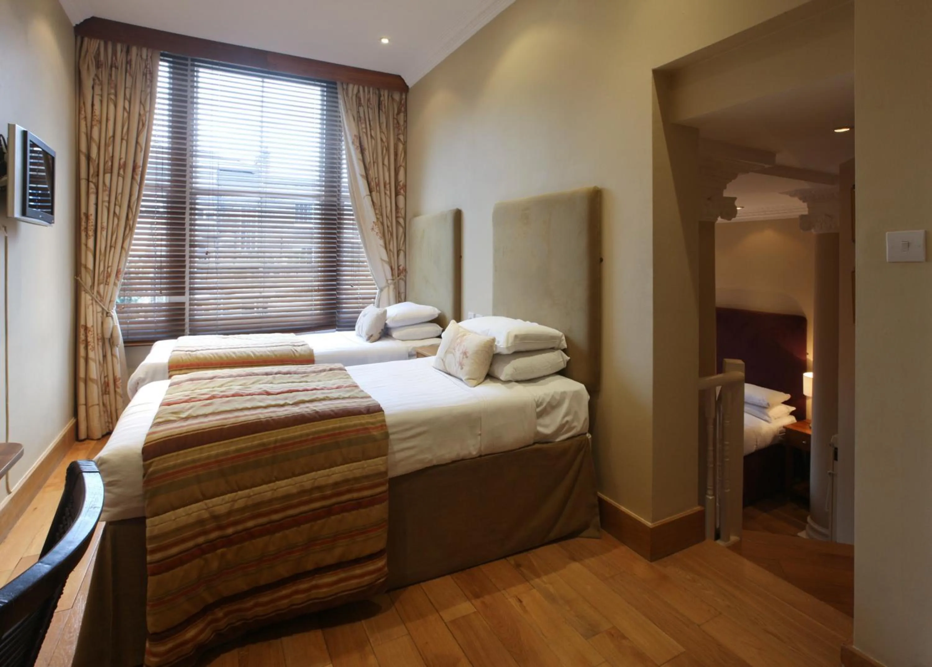 Bed in New Linden Hotel