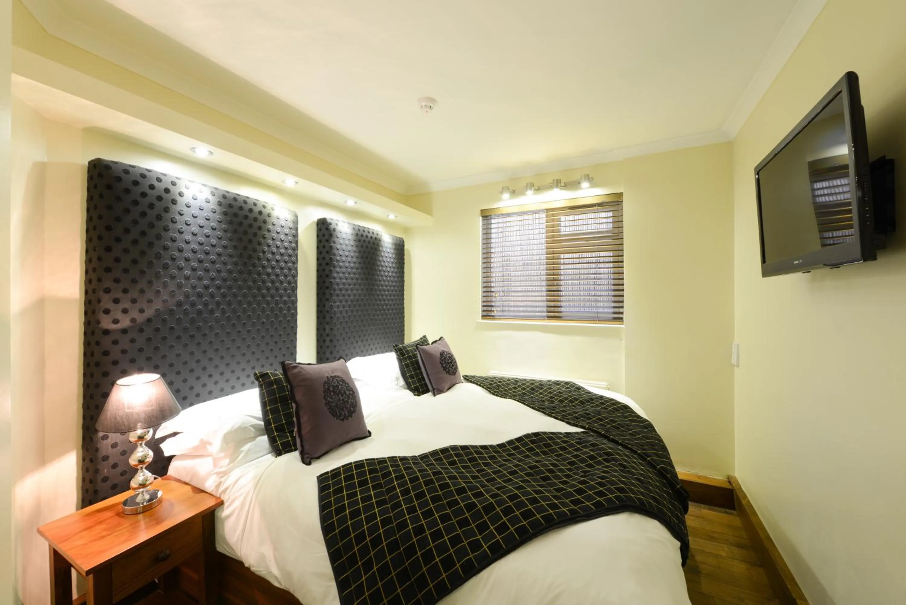 Bed in New Linden Hotel