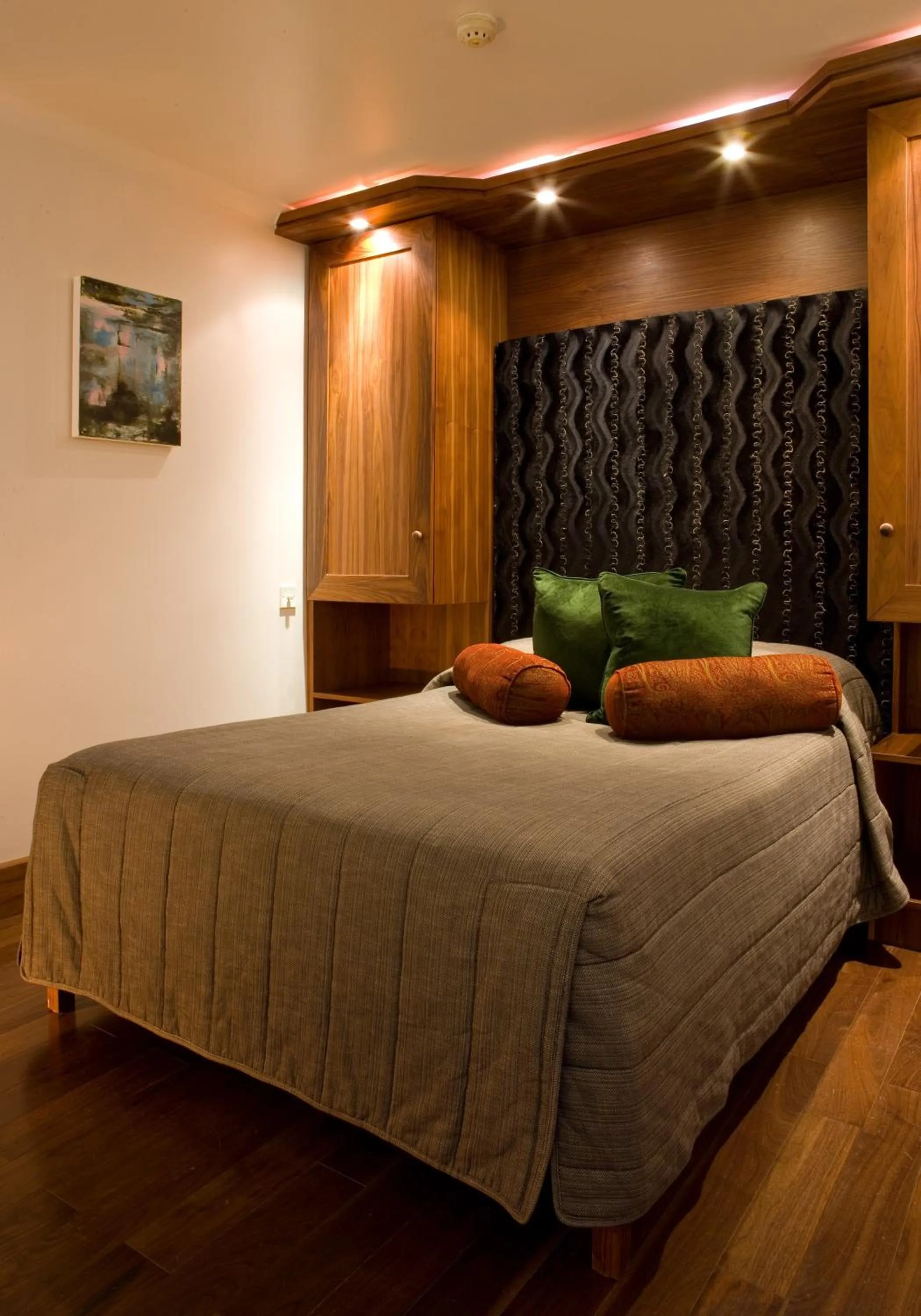 Bed in New Linden Hotel