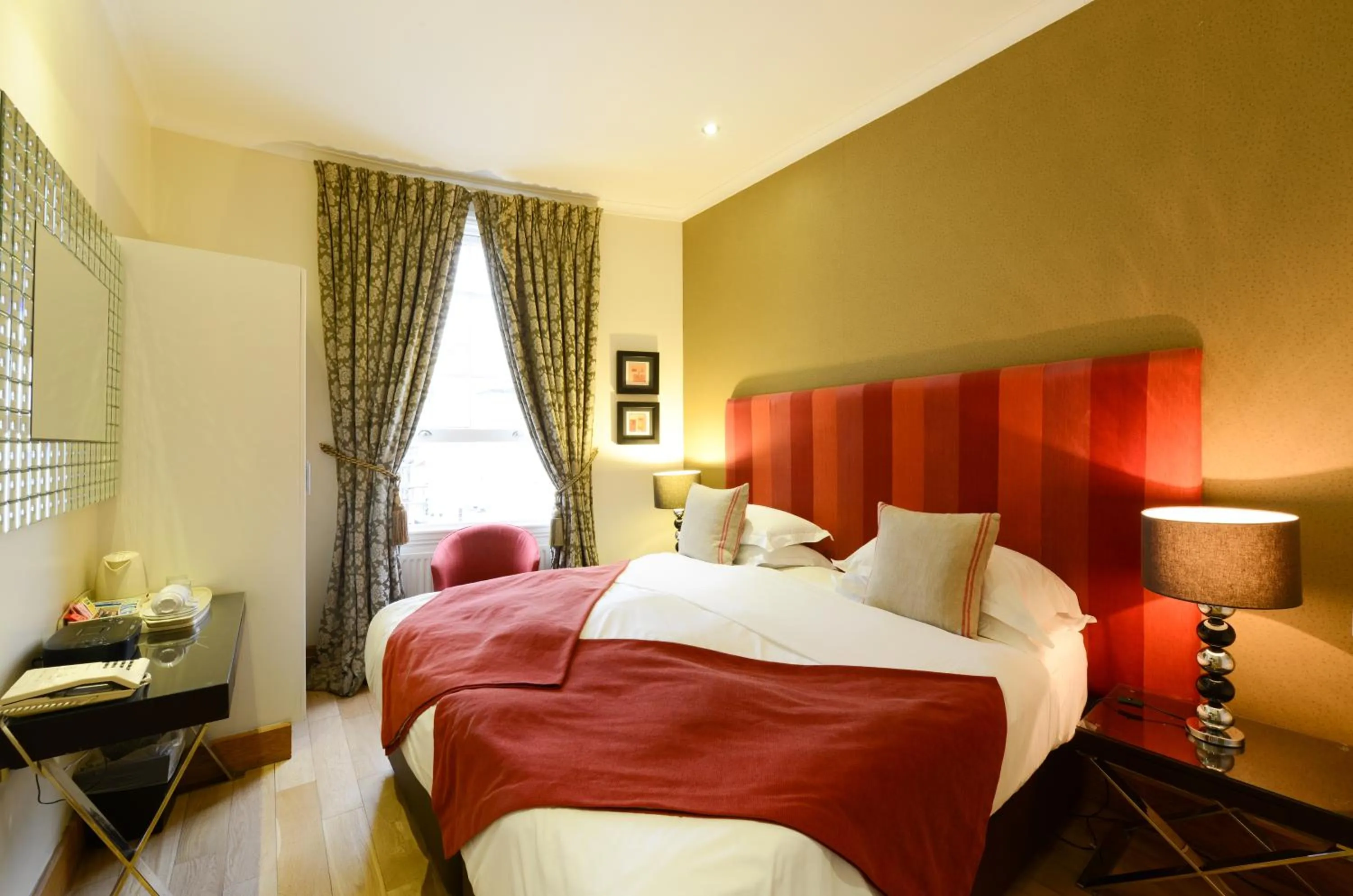 TV and multimedia, Bed in New Linden Hotel