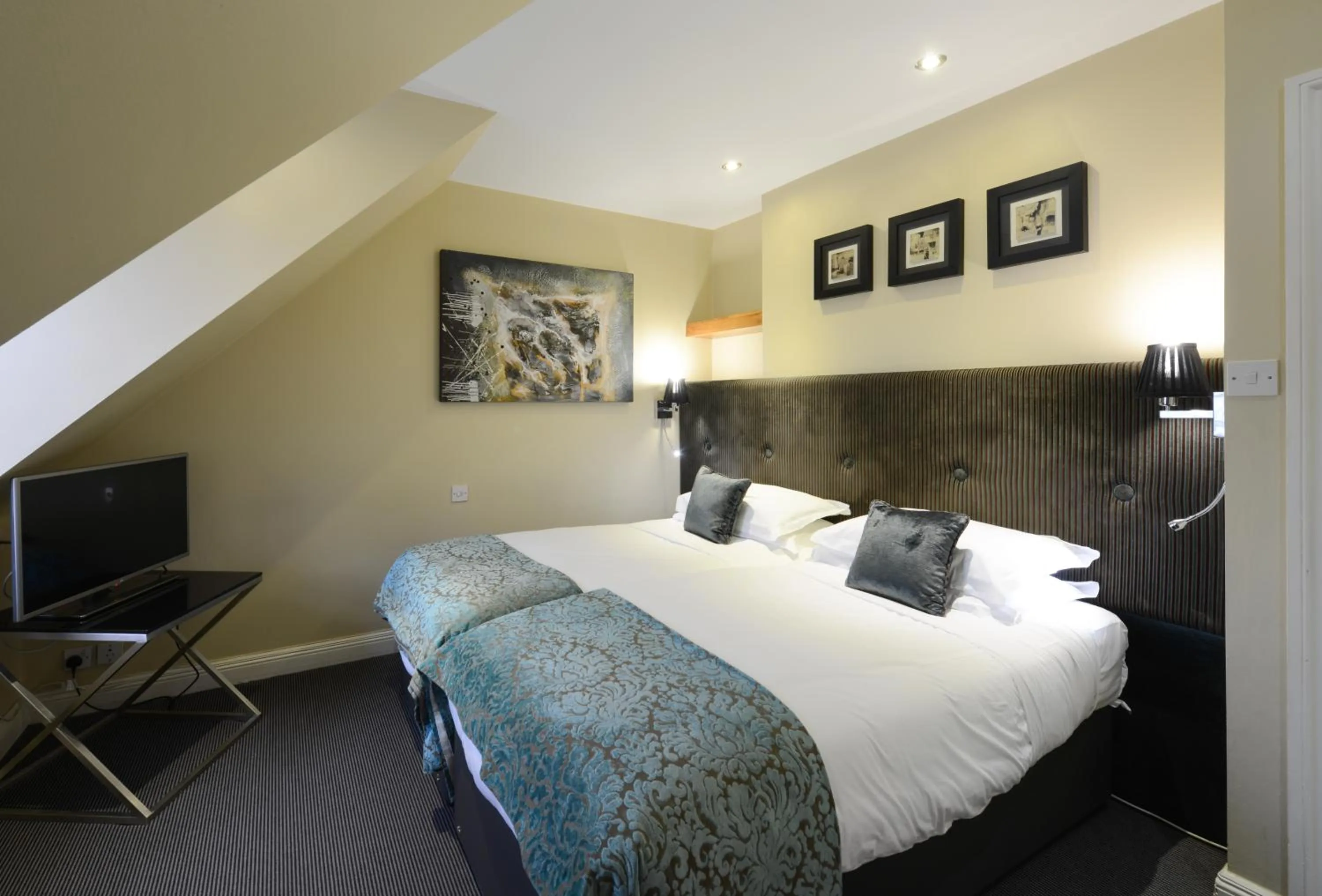 Bed in New Linden Hotel