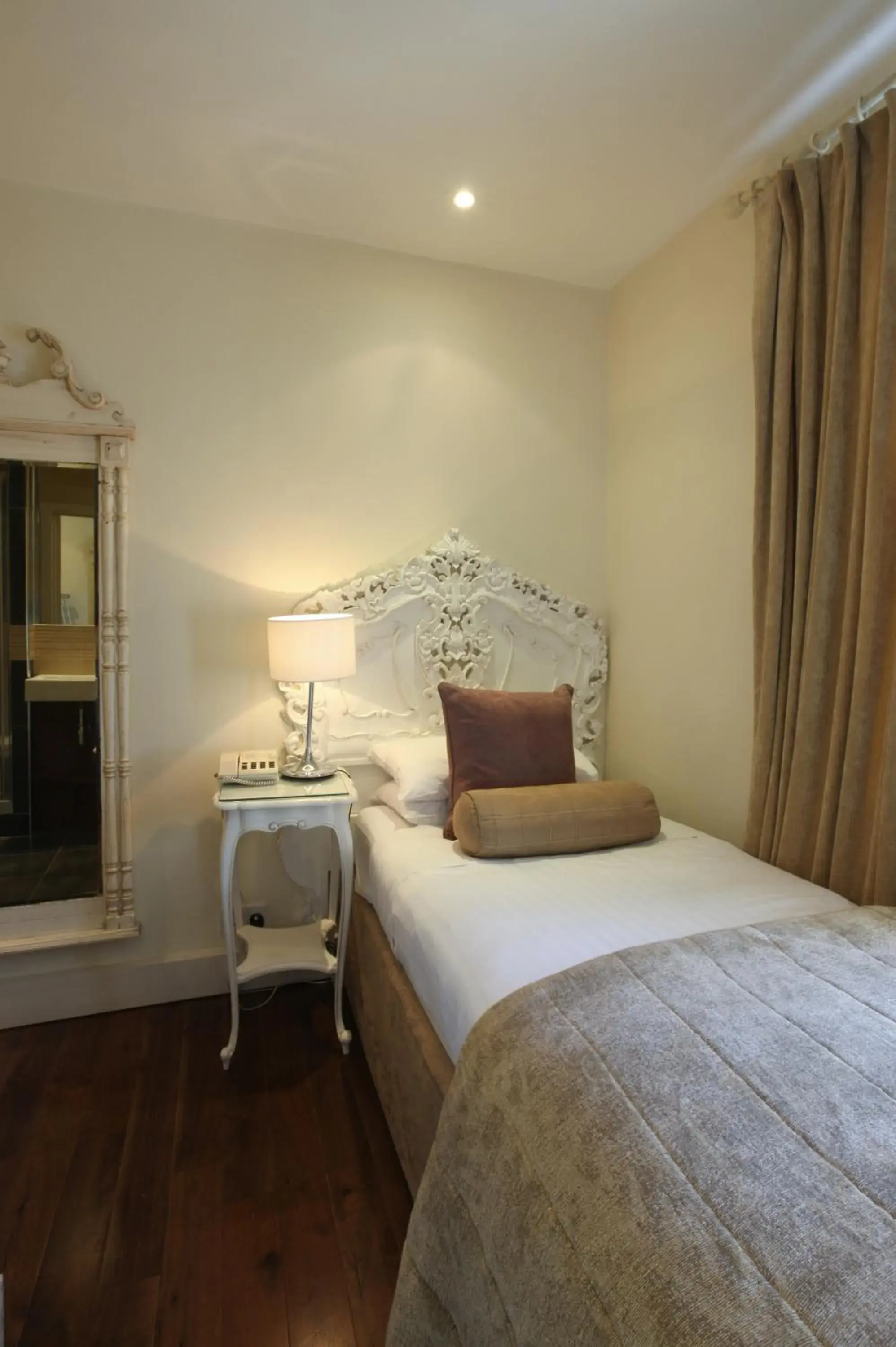 Bed in New Linden Hotel Bed in New Linden Hotel