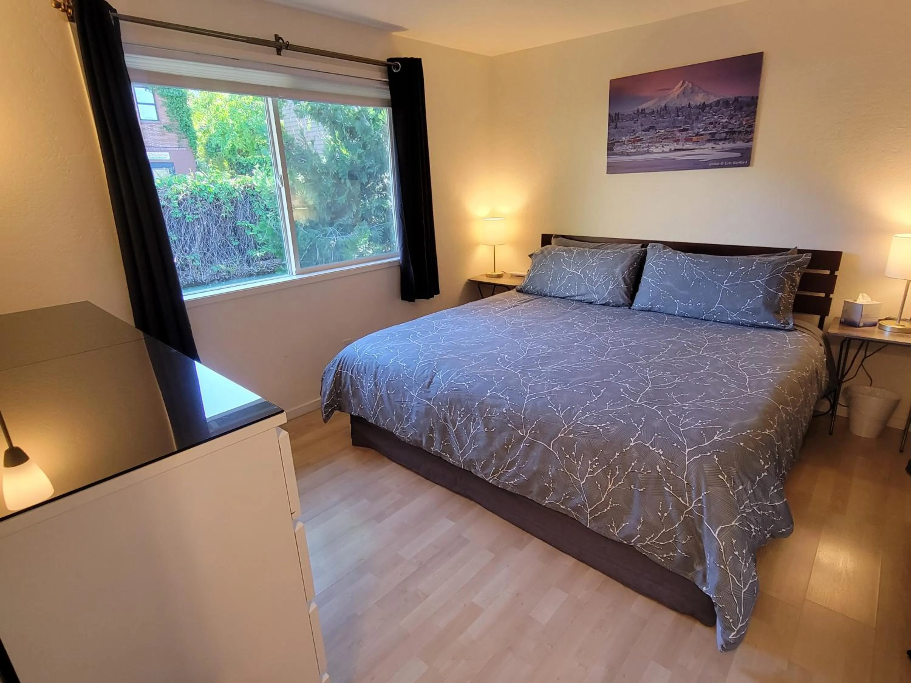 Bed in Hood River Suites Extended Stay Apartment Hotel