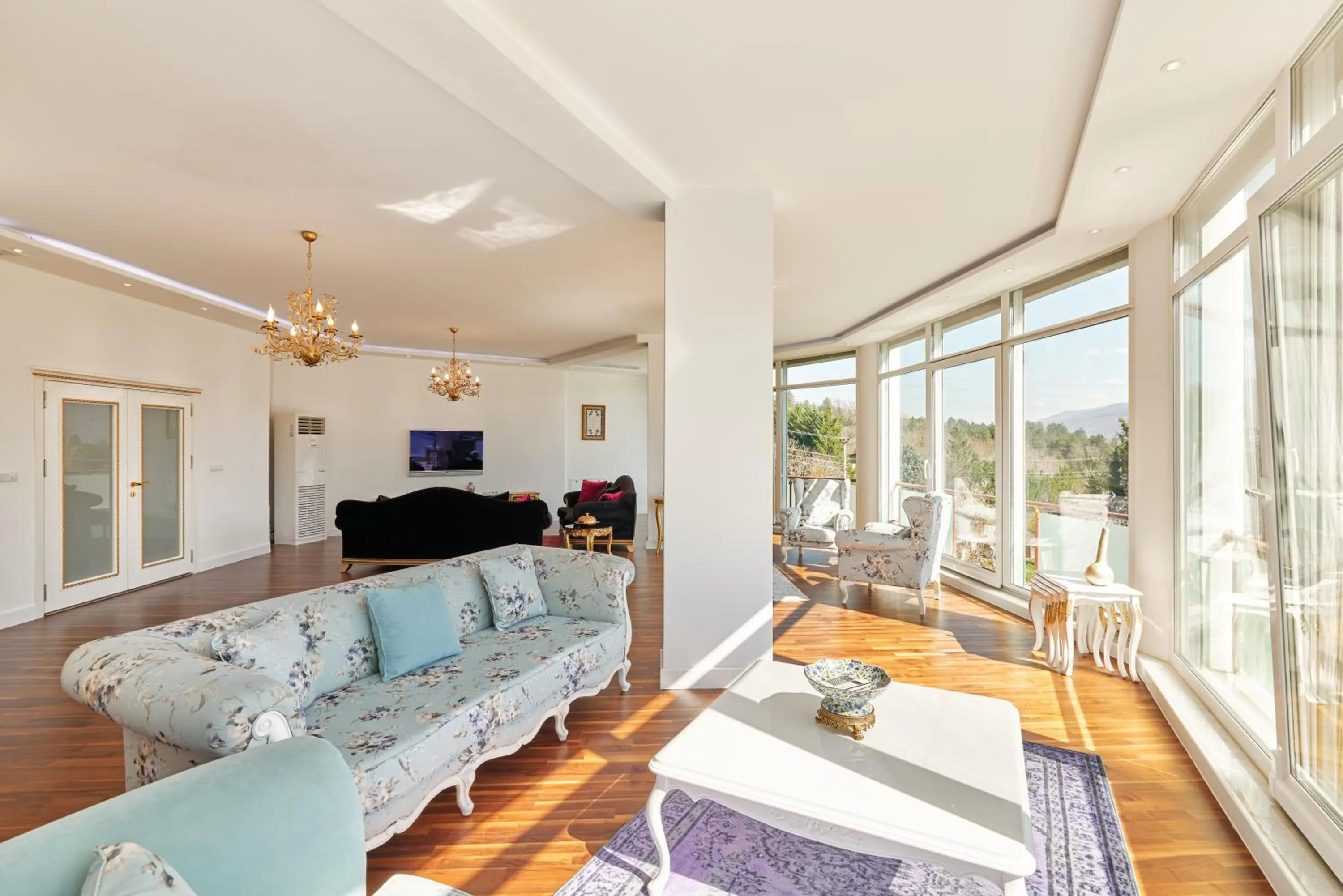 Communal lounge/ TV room in Beyaz Köşk Geyve