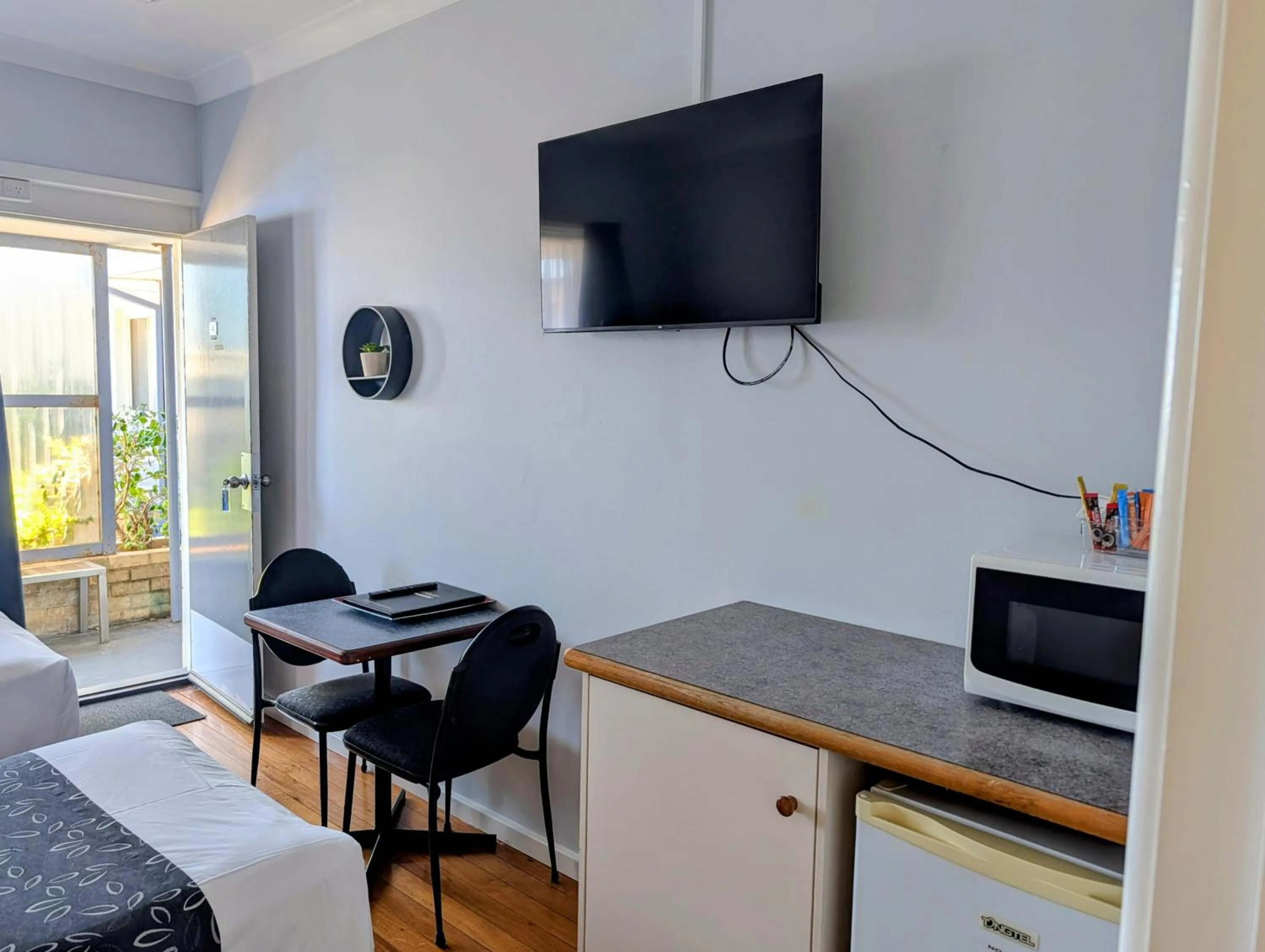 microwave in Ocean Drive Motel