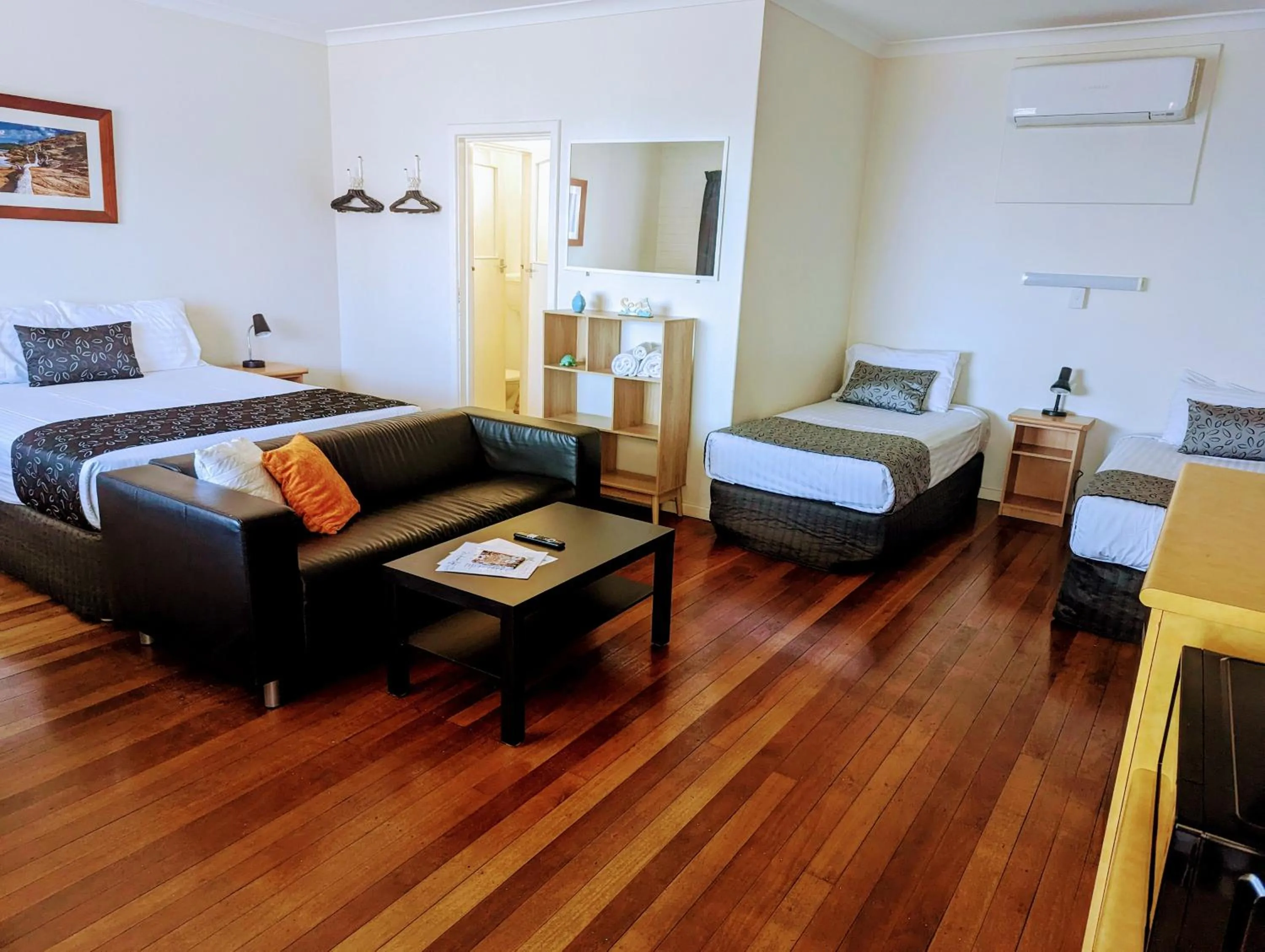 Photo of the whole room, Bed in Ocean Drive Motel