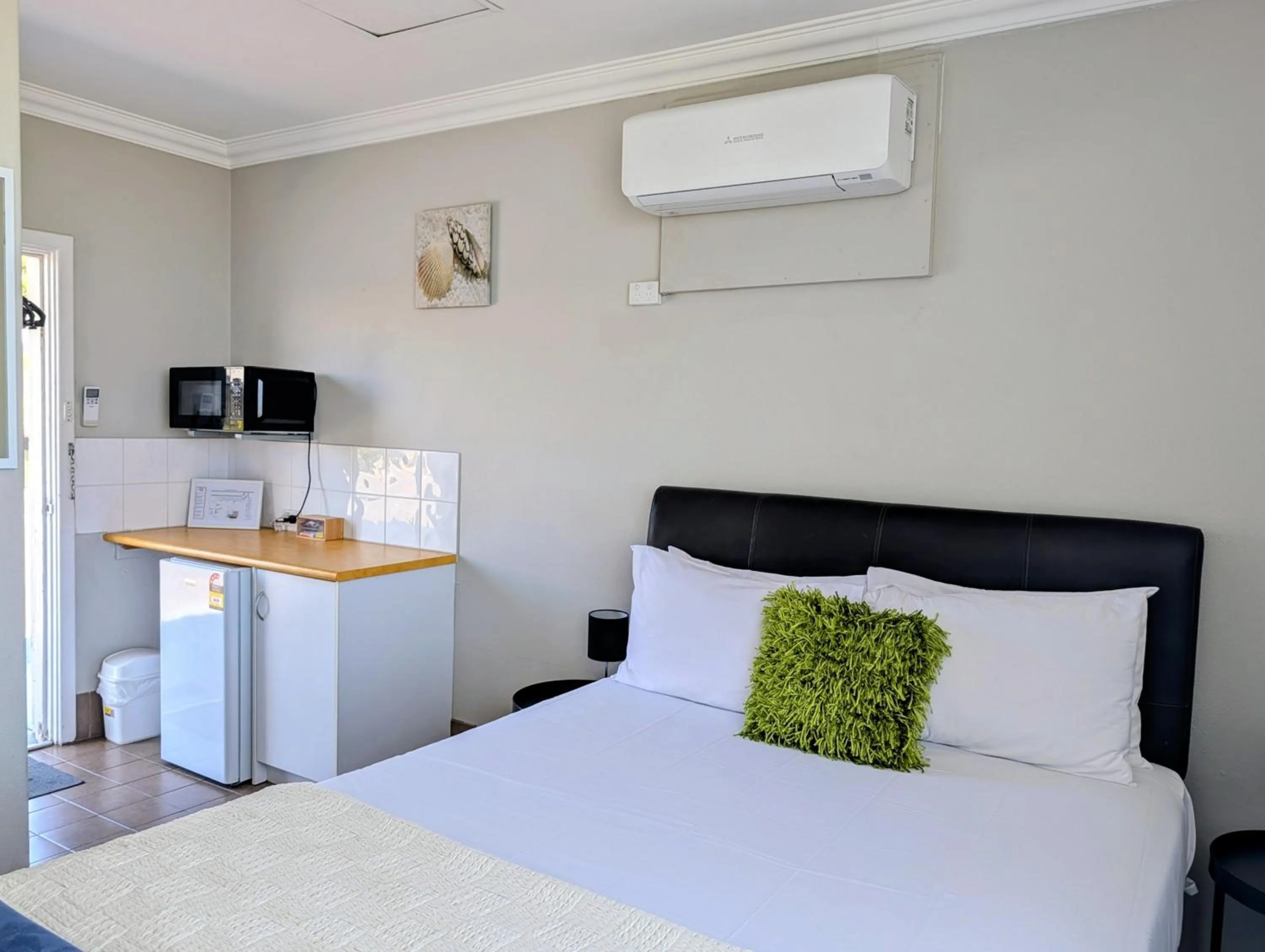 microwave, Bed in Ocean Drive Motel