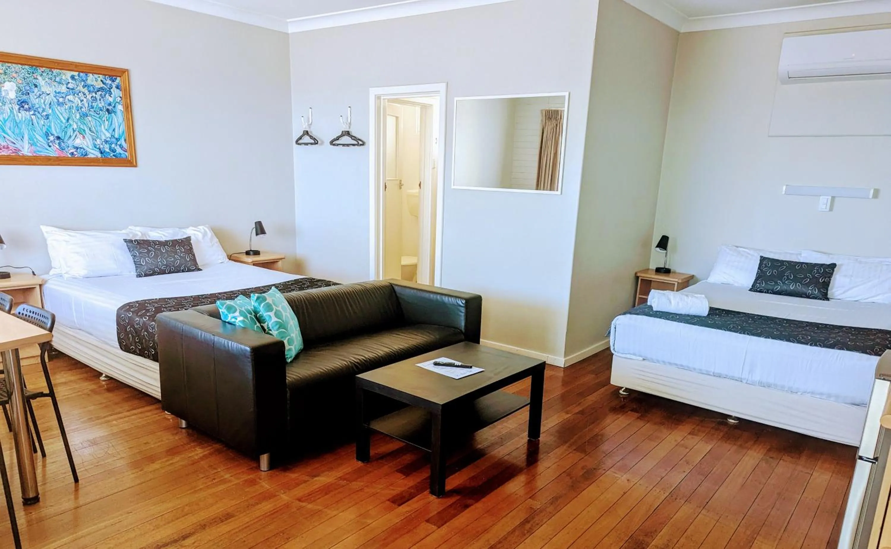 Bathroom, Bed in Ocean Drive Motel