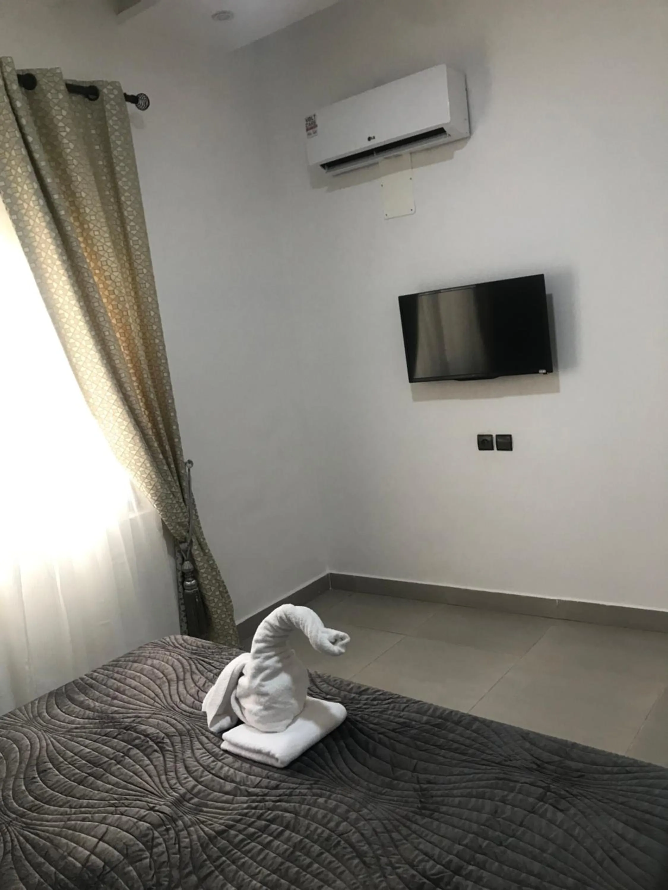 Bedroom, Bed in Hotel Bel Azur Cotonou