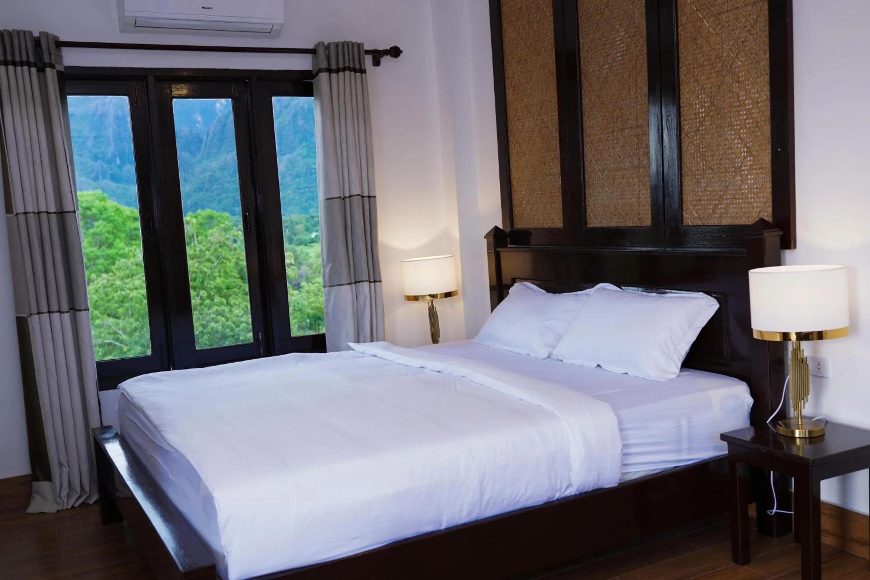Bed in Mad Monkey Vang Vieng