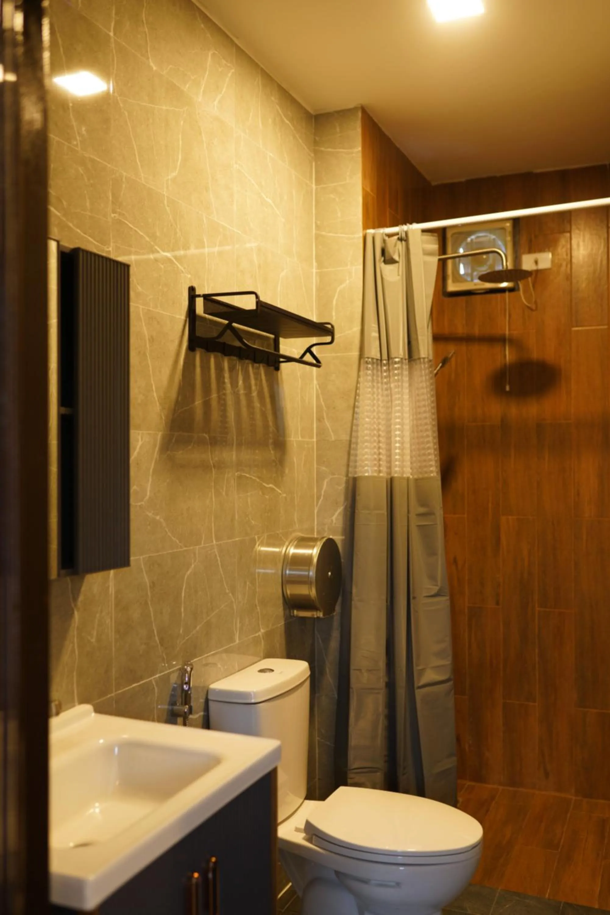 Shower in Mad Monkey Vang Vieng