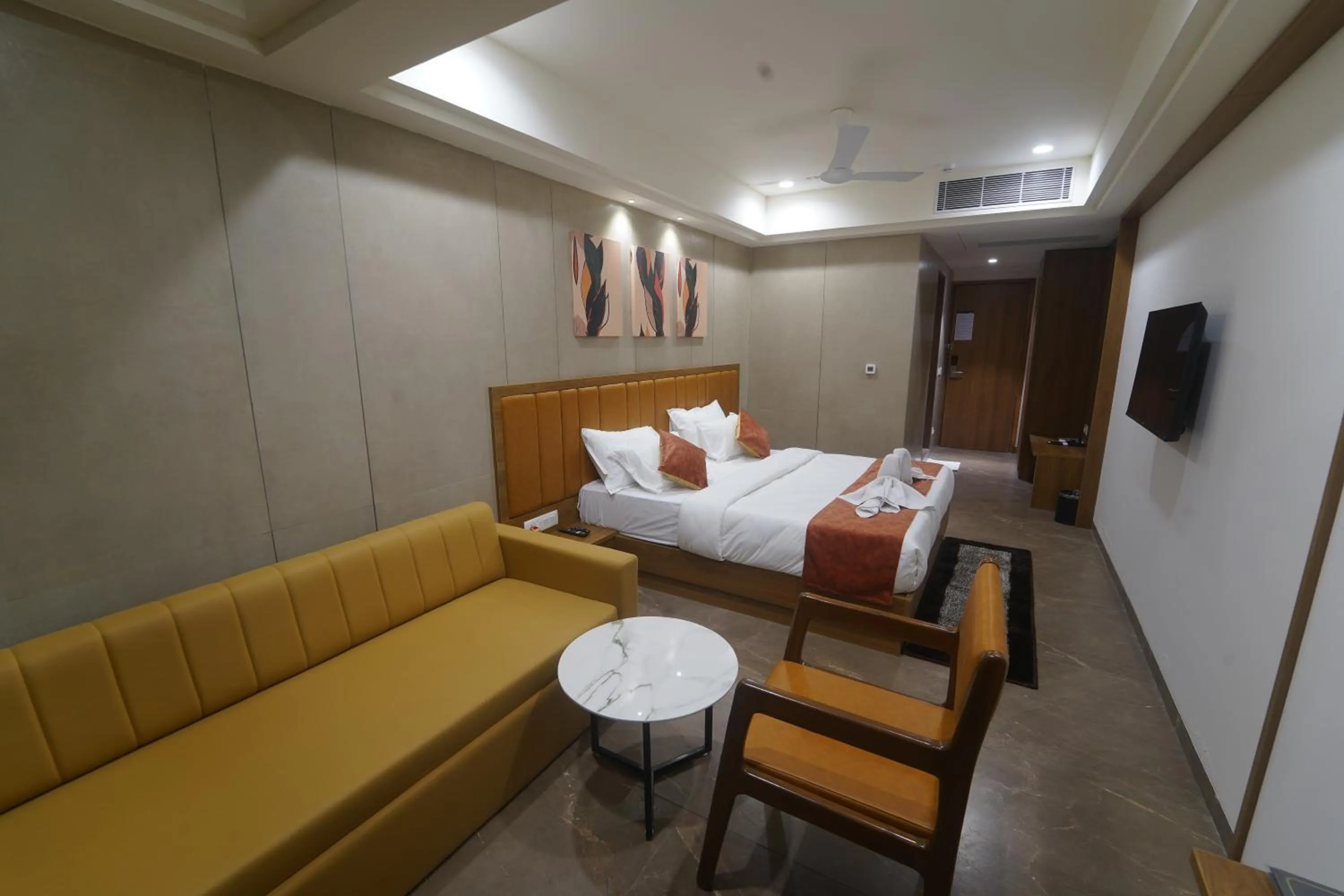 Communal lounge/ TV room, Bed in HOTEL STATURE INN