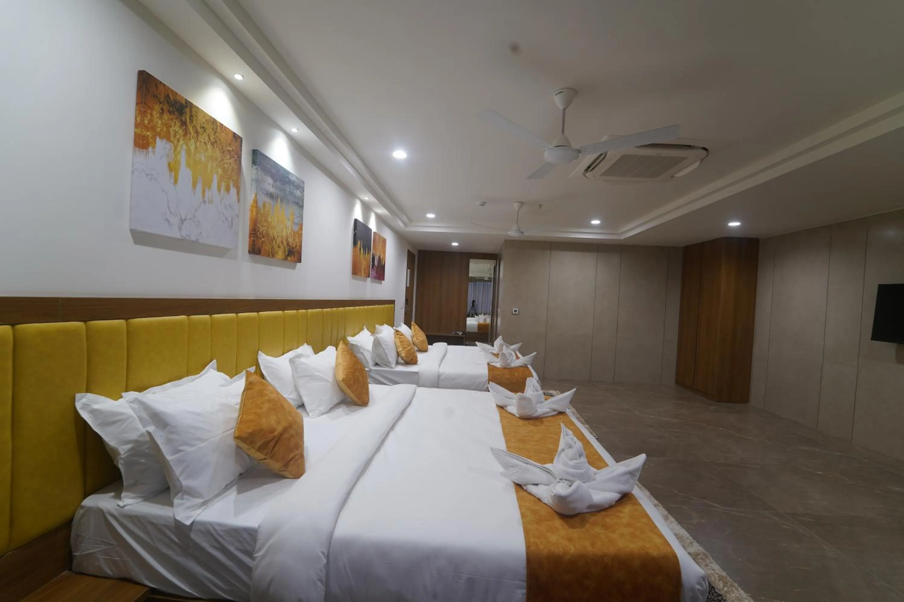 Bed in HOTEL STATURE INN