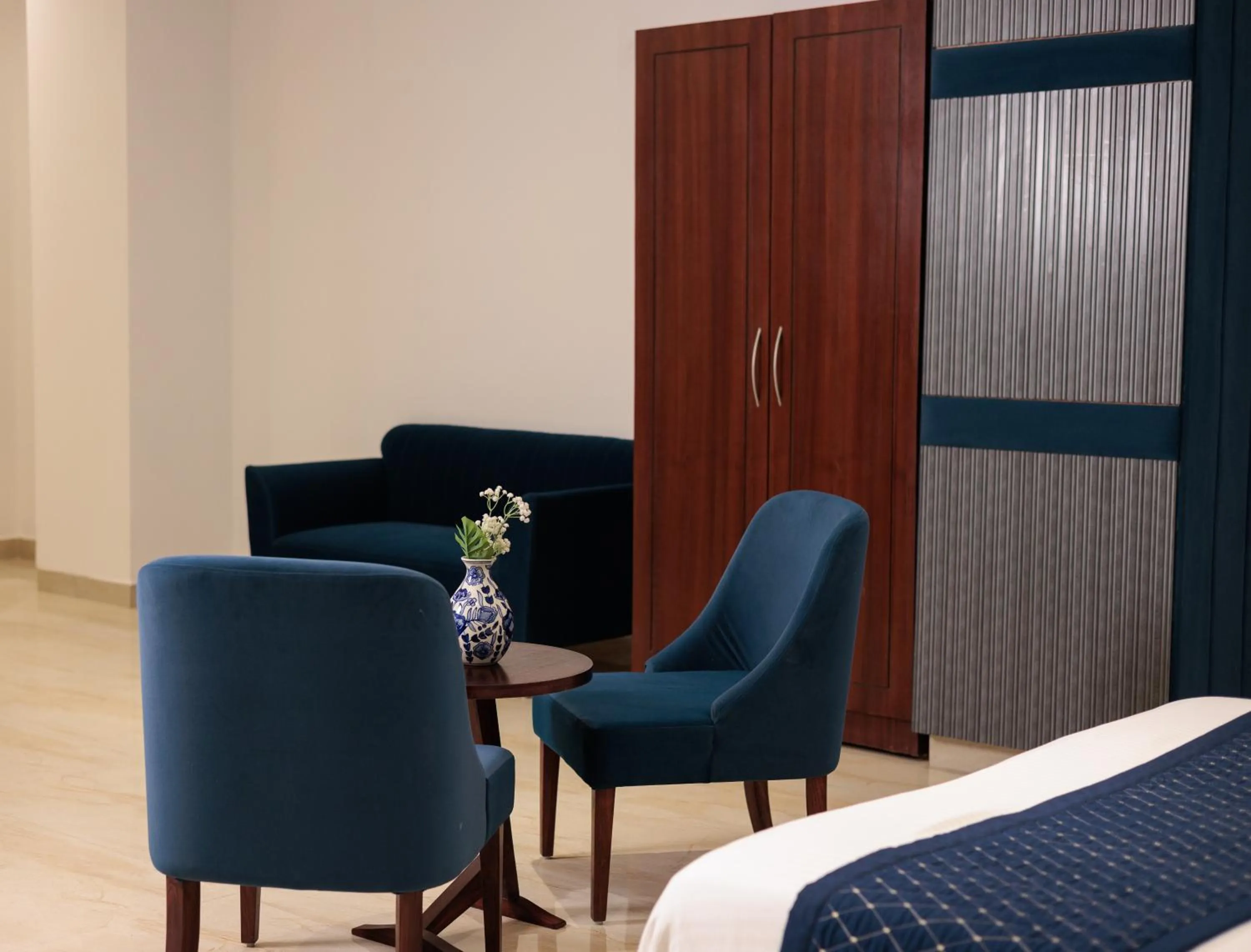 Seating area, Bed in The Eliot Hotel & Banquet