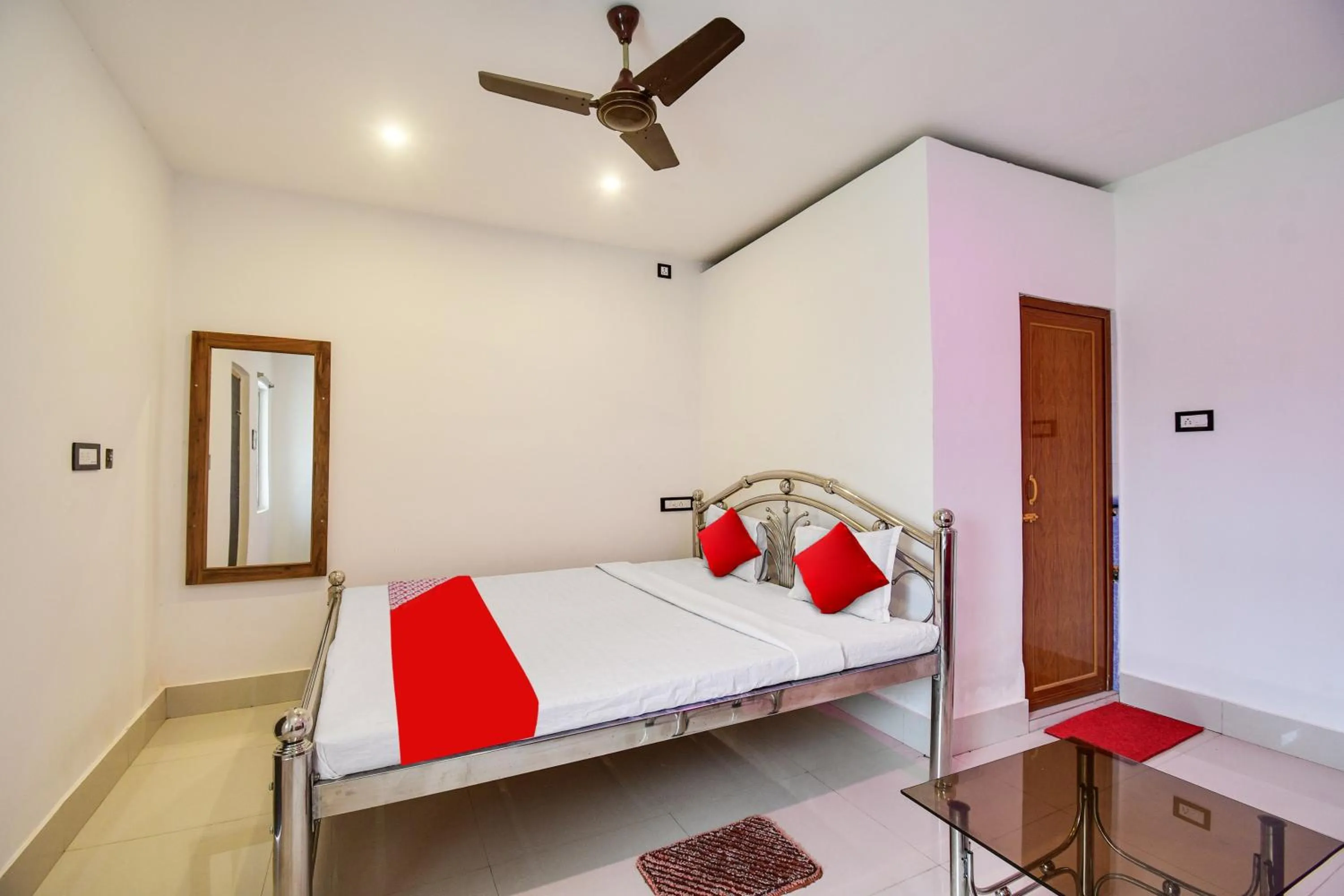 Bedroom in Hotel O Mango Leaf Hotel & Restaurant