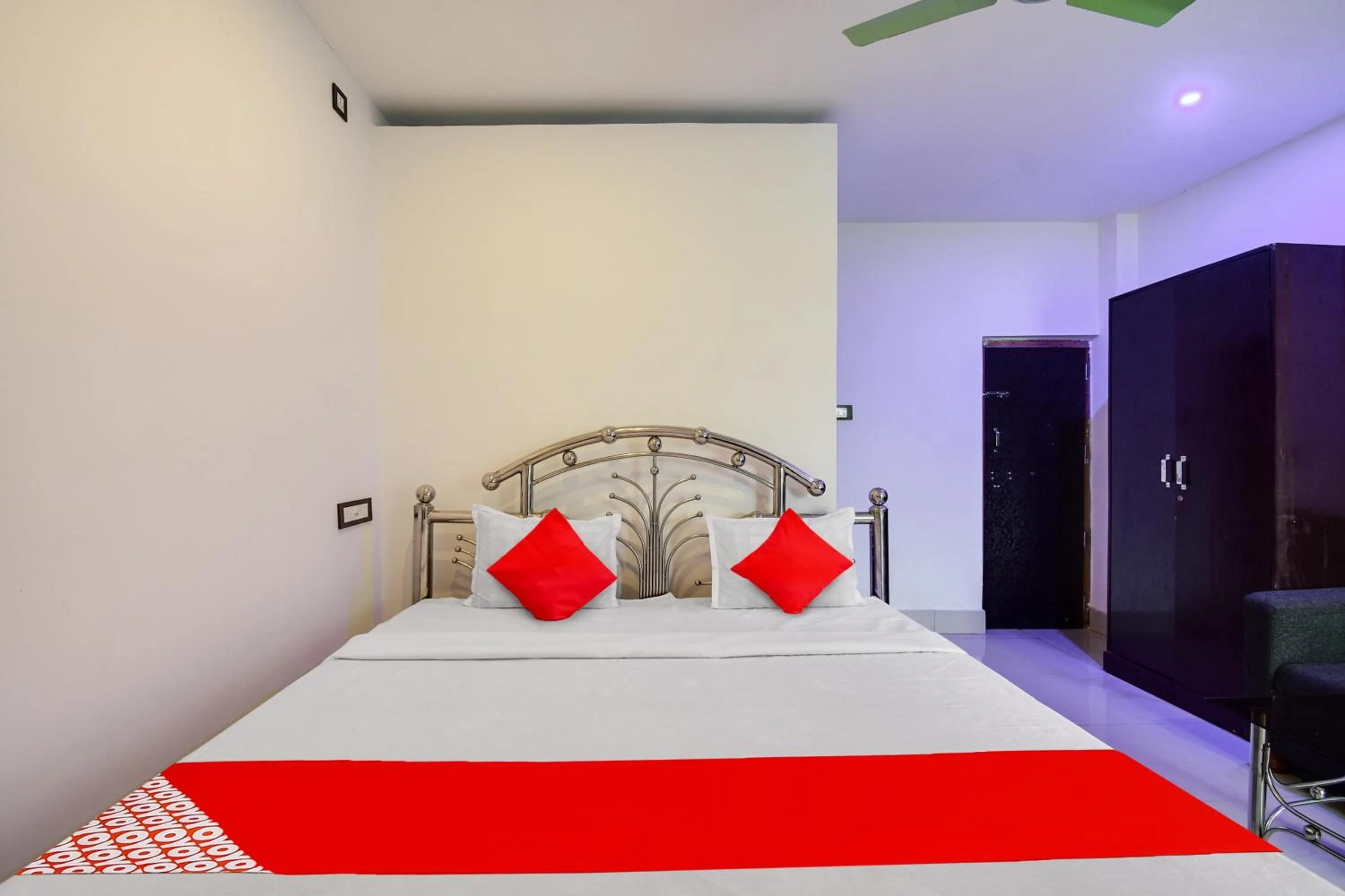 Bedroom in Hotel O Mango Leaf Hotel & Restaurant