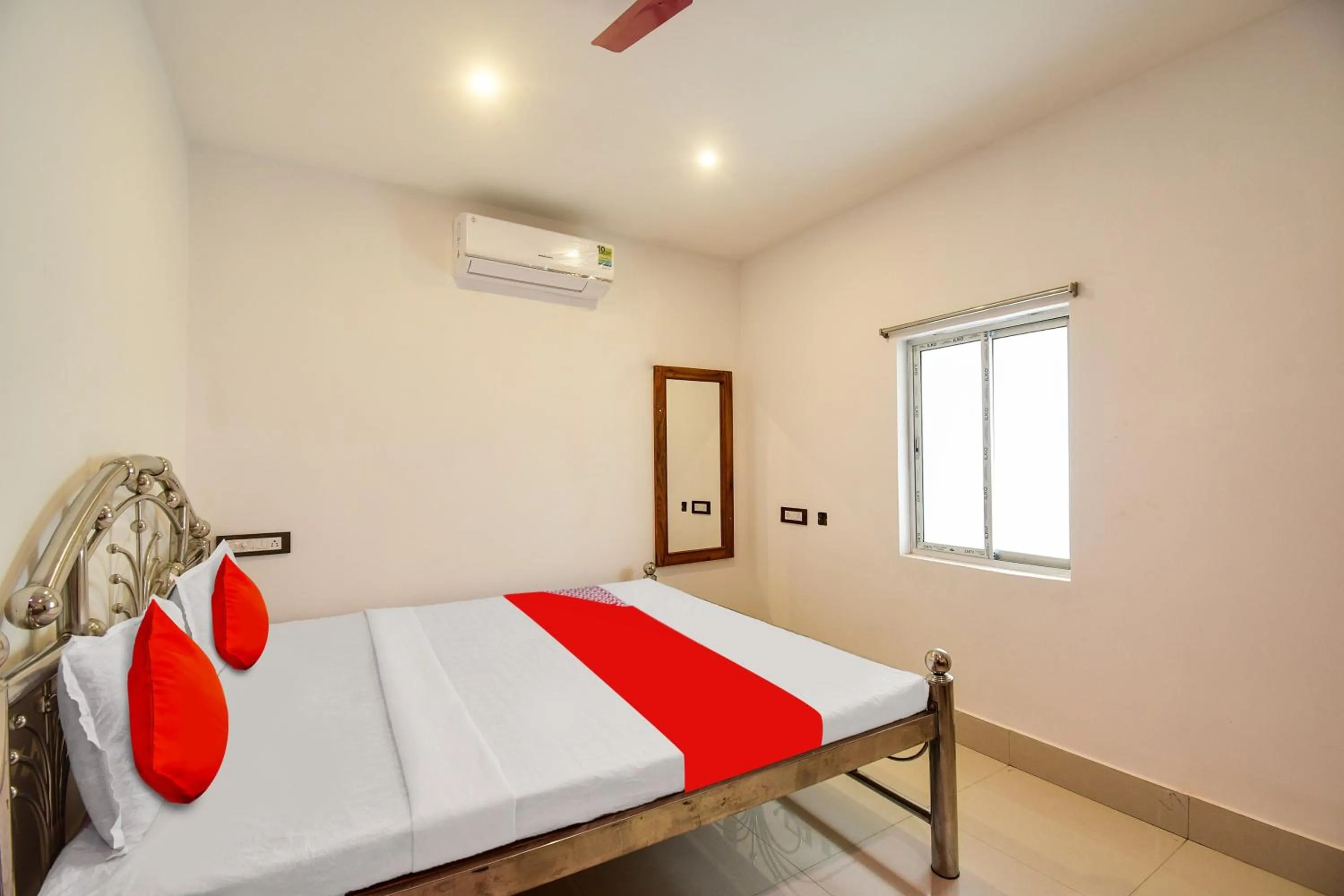 Bedroom in Hotel O Mango Leaf Hotel & Restaurant