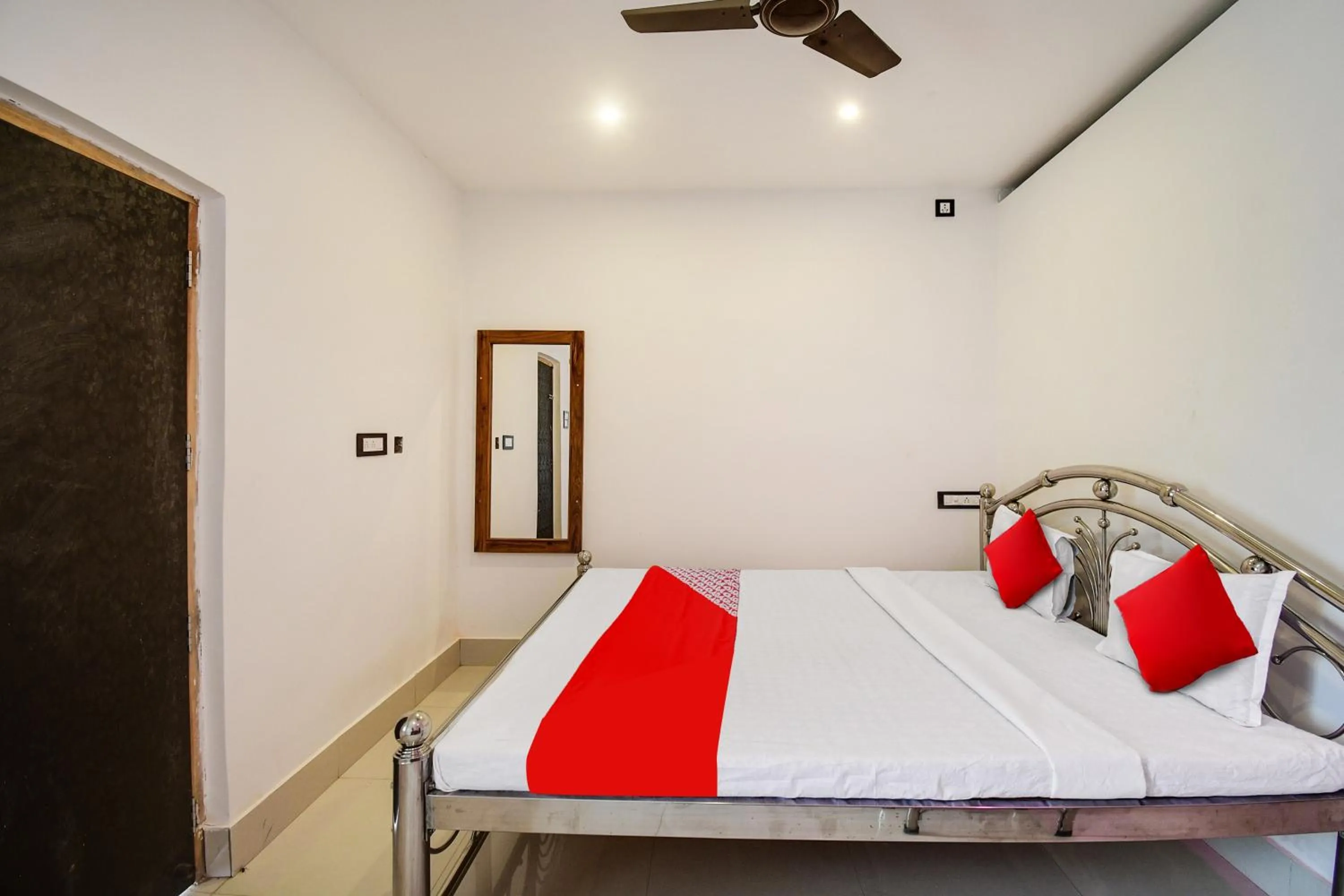 Bedroom in Hotel O Mango Leaf Hotel & Restaurant