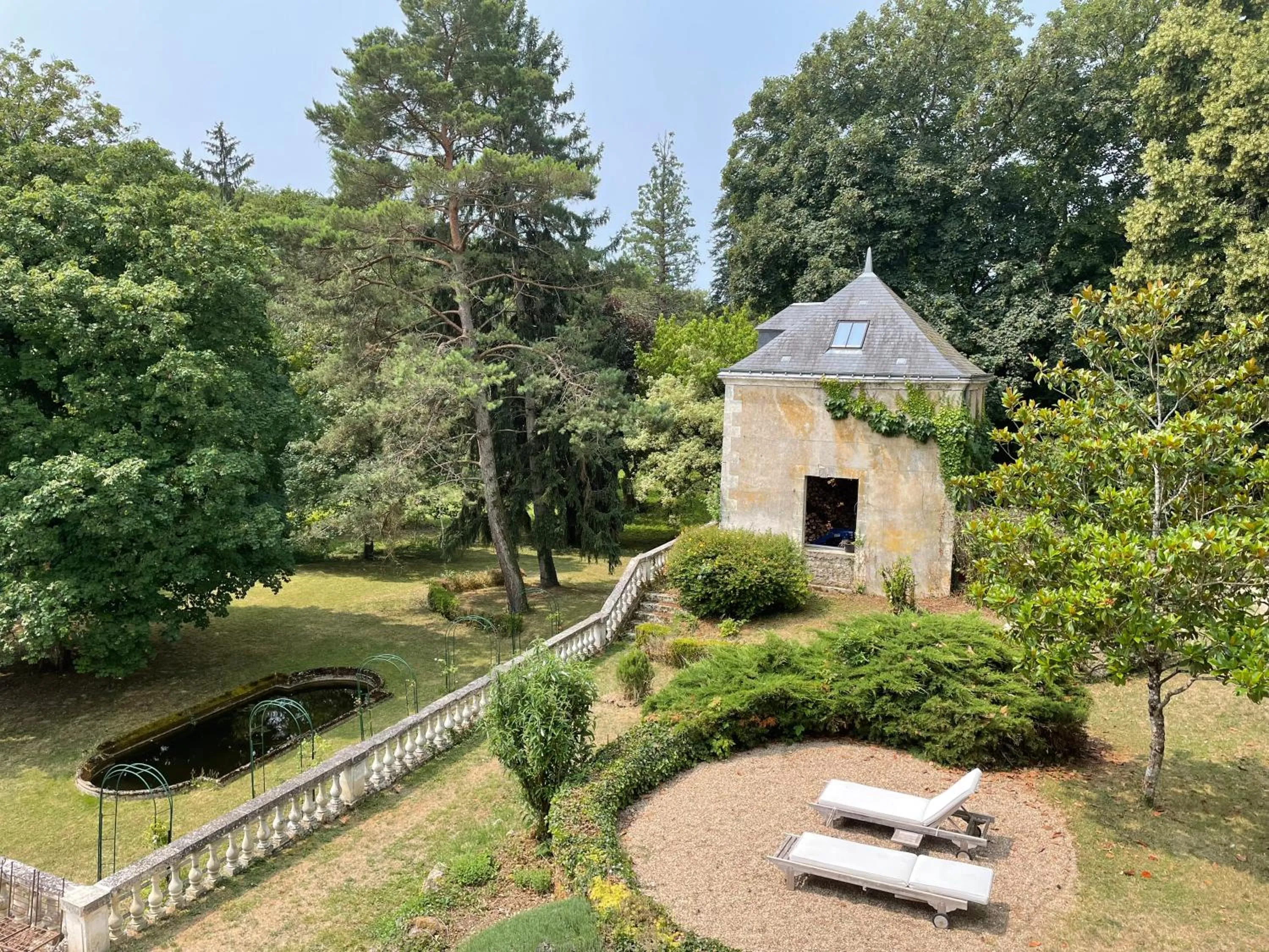 Spring in Château de la Huberdière