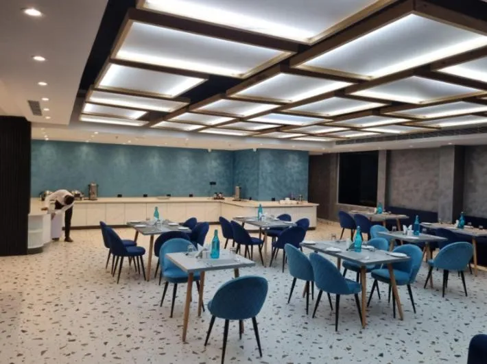 Restaurant/places to eat in Dolphin Club And Resort