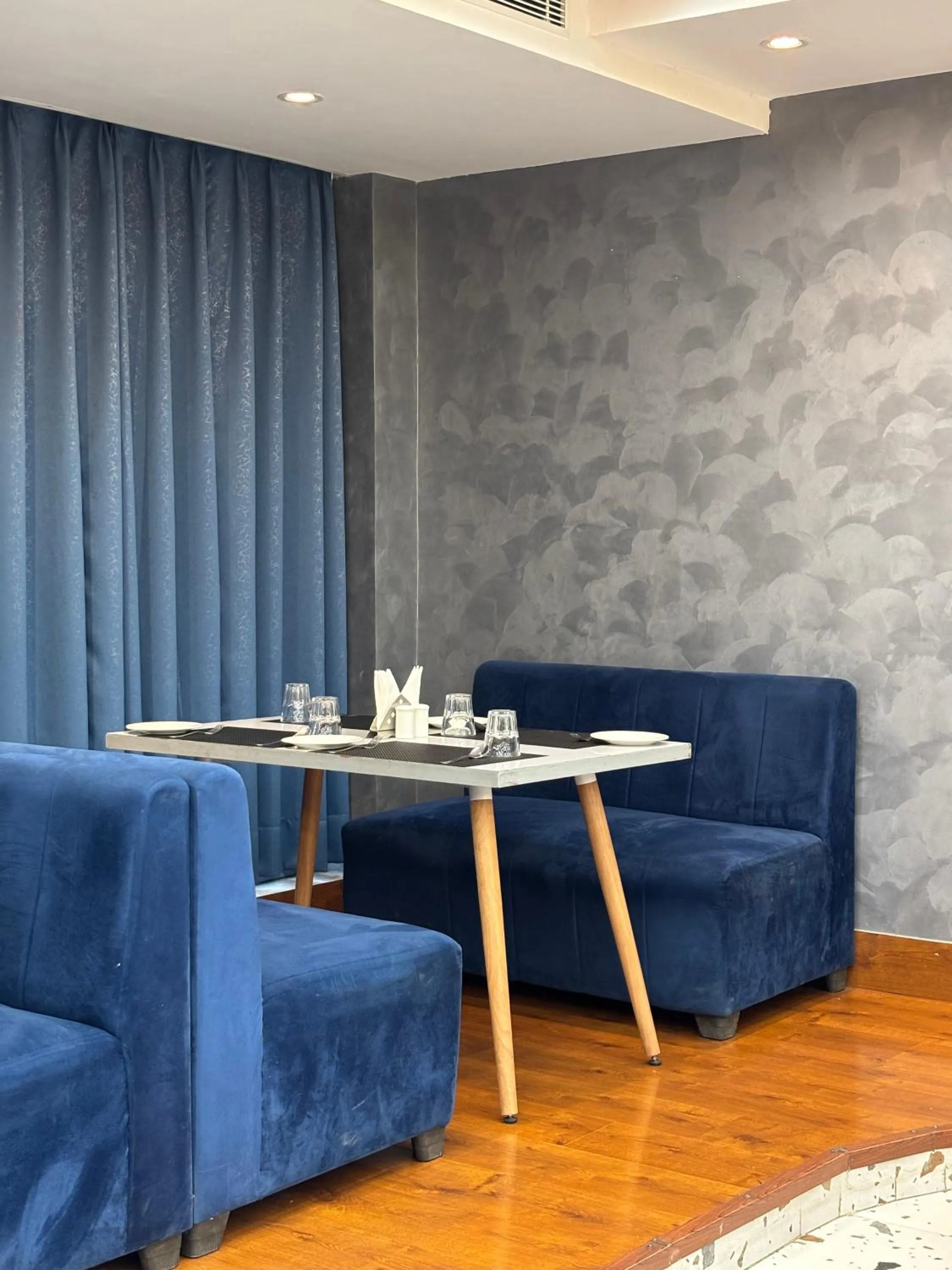 Restaurant/places to eat in Dolphin Club And Resort