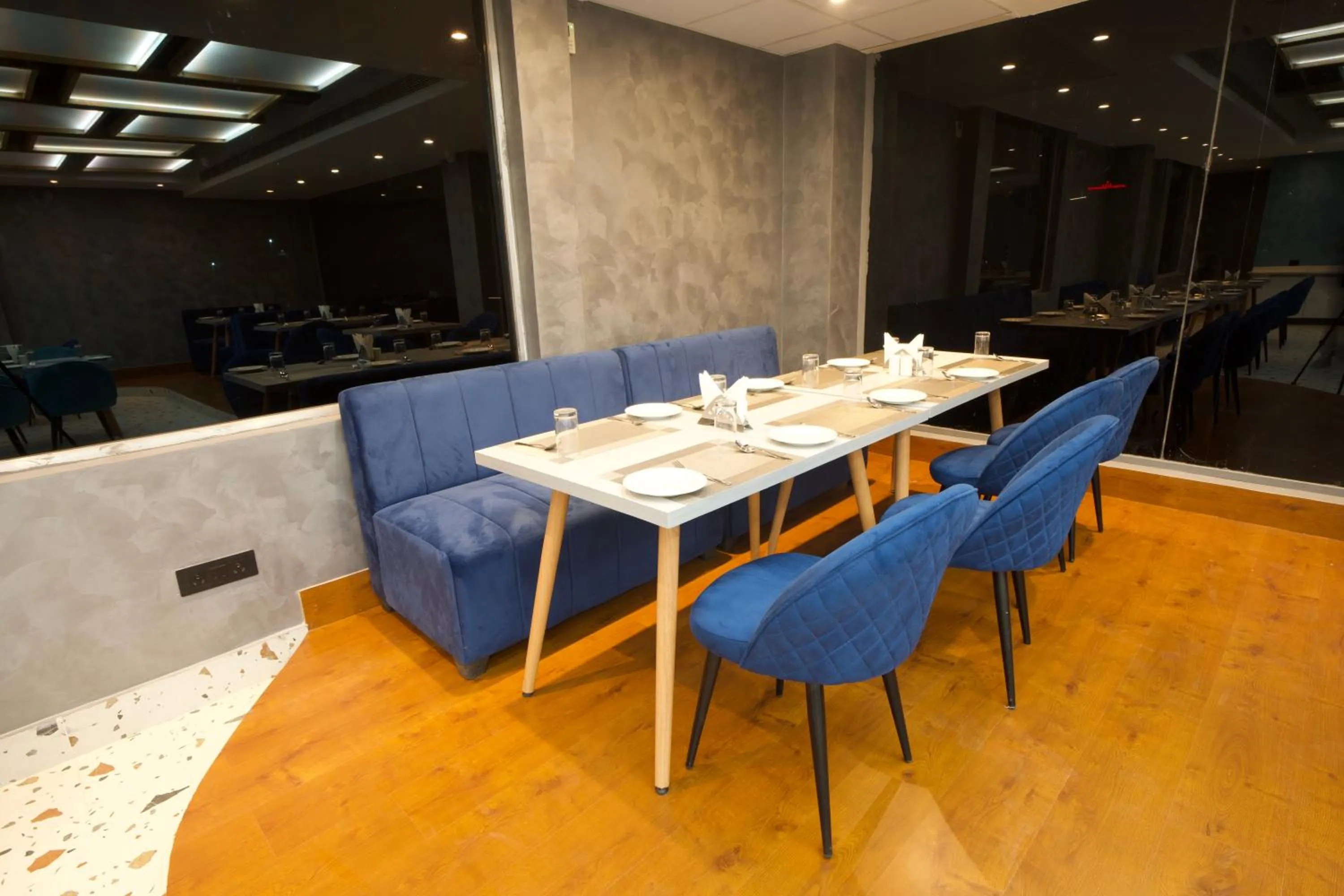 Restaurant/places to eat in Dolphin Club And Resort