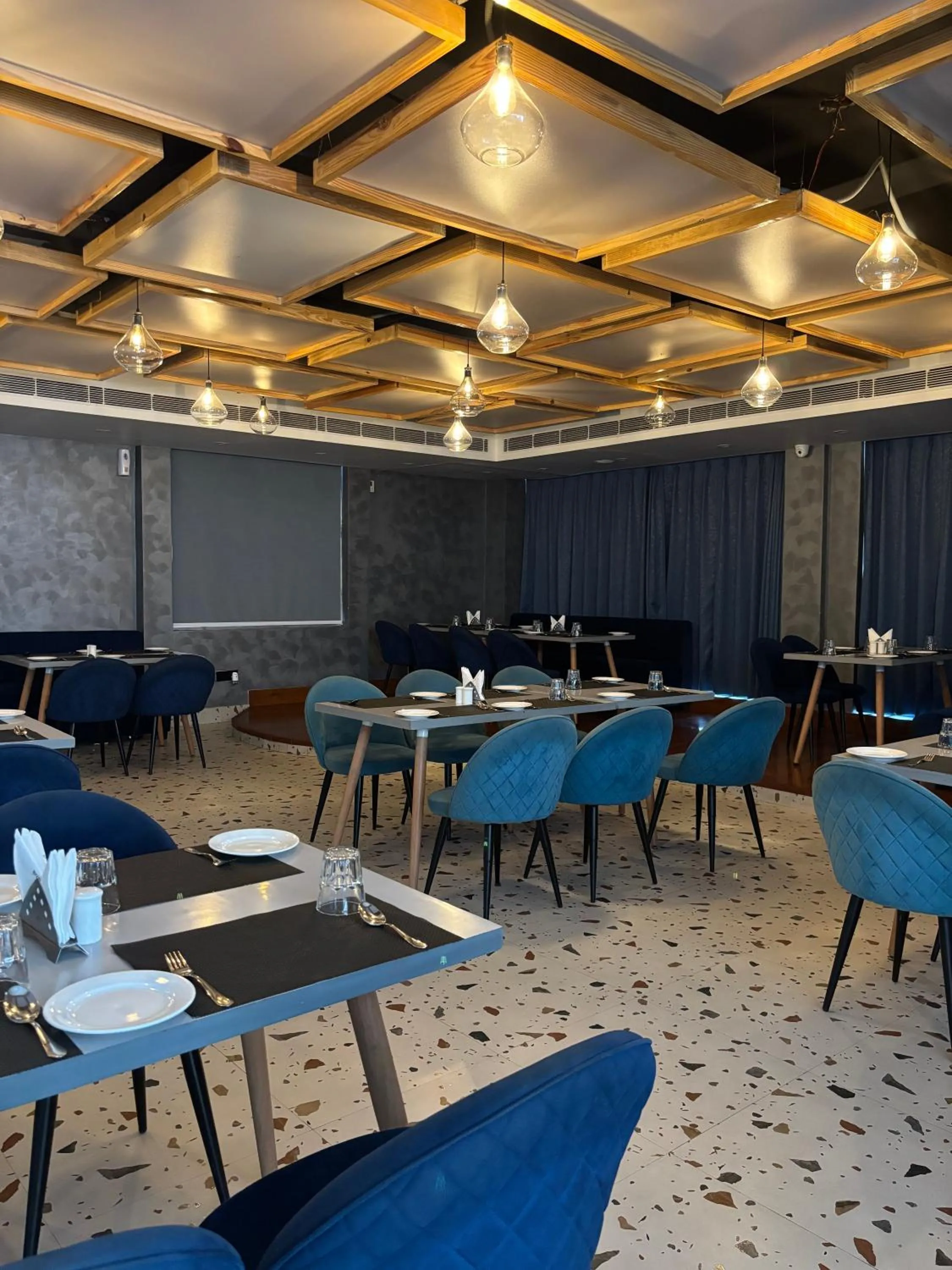 Restaurant/places to eat in Dolphin Club And Resort