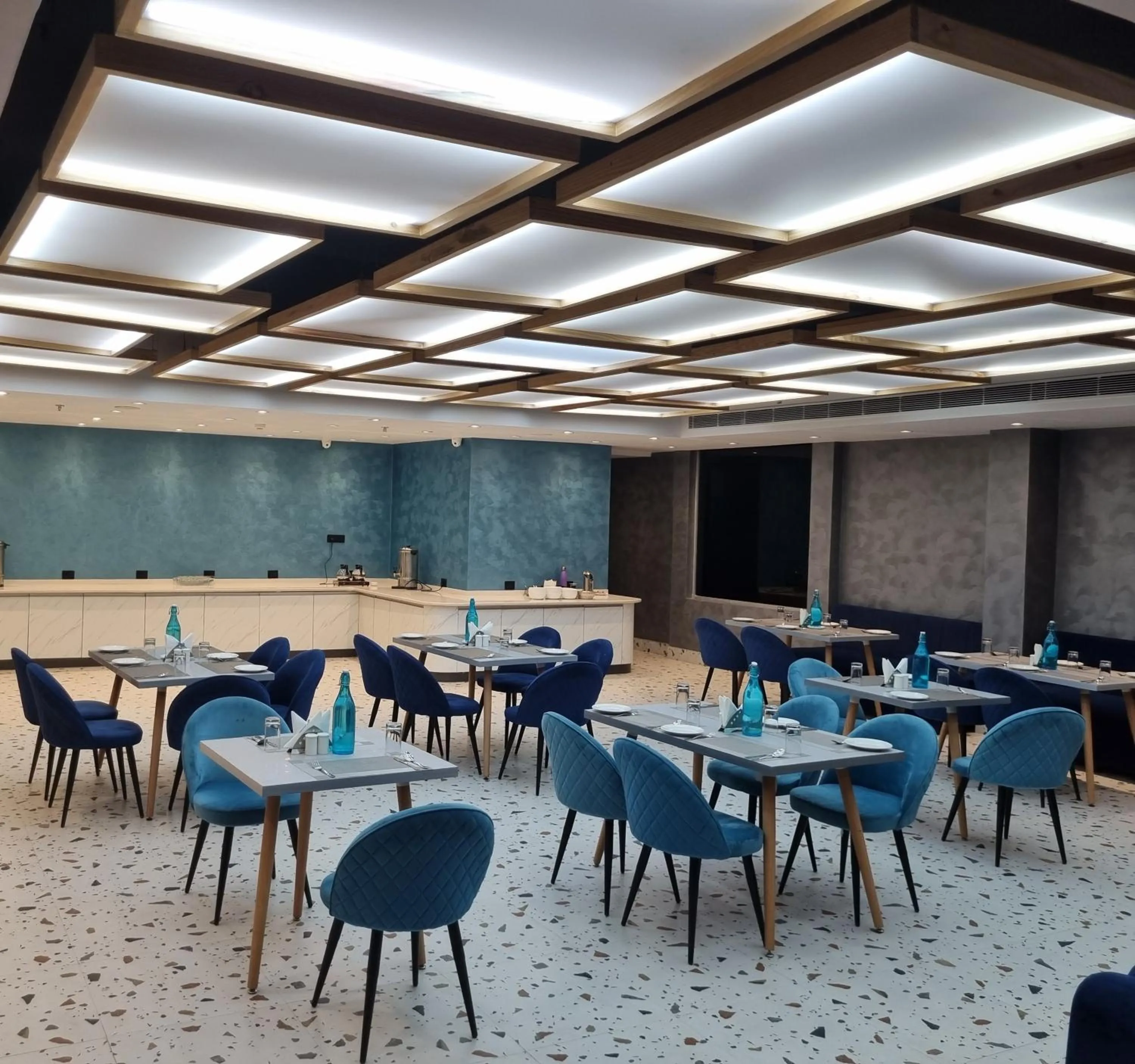 Restaurant/places to eat in Dolphin Club And Resort