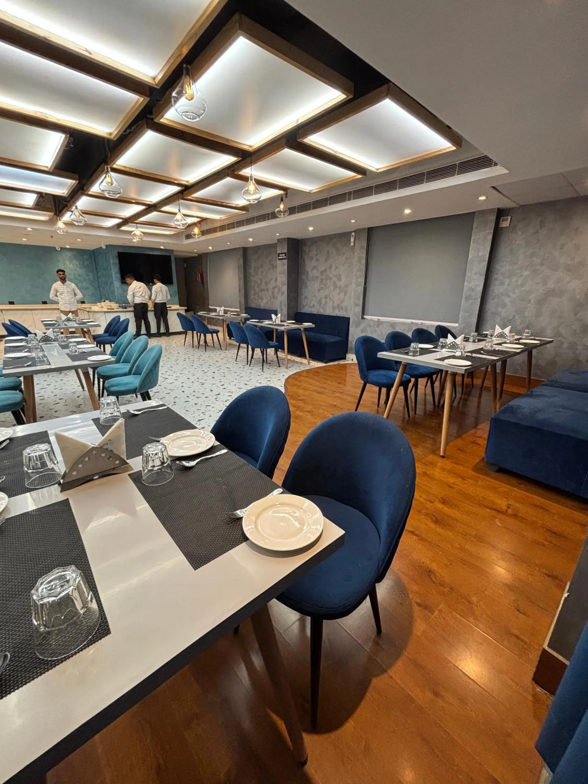 Restaurant/places to eat in Dolphin Club And Resort